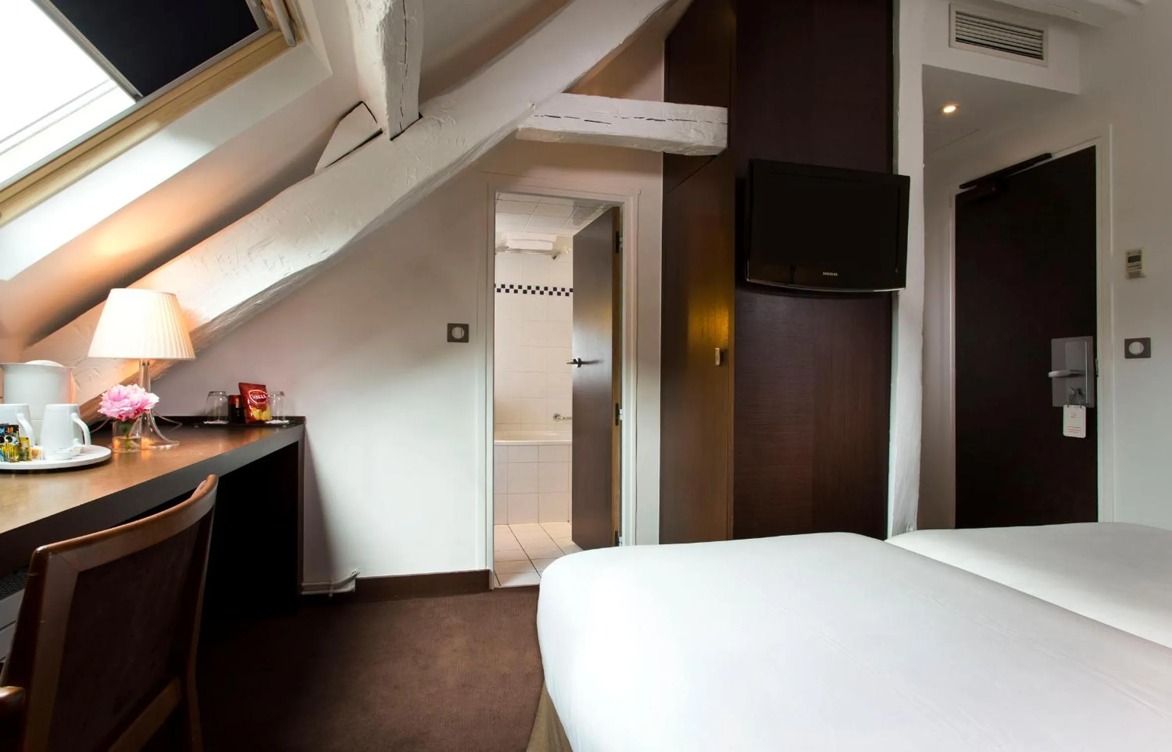 Photo of the whole room, Bed in Hôtel Le Colisée