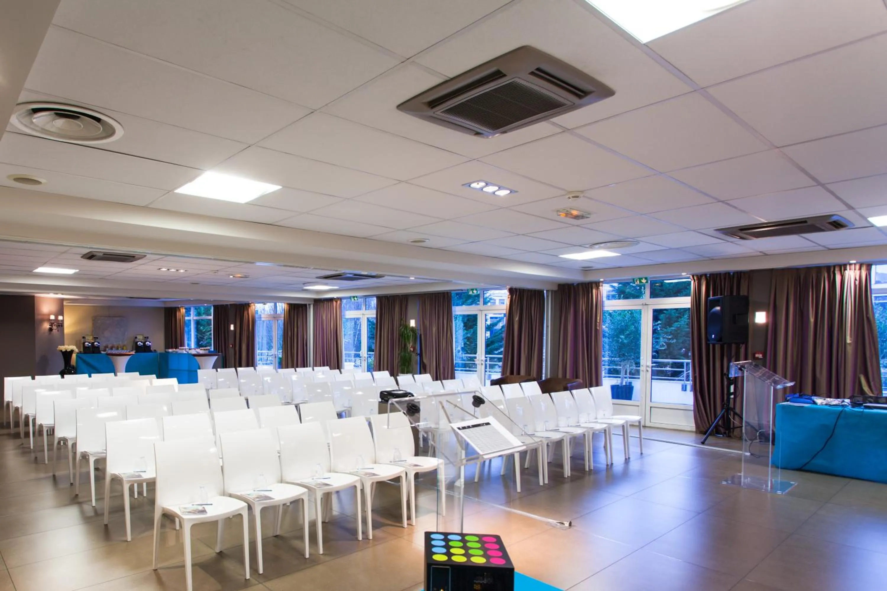 Meeting/conference room in Golden Tulip Villepinte Roissy - Parc des Expositions