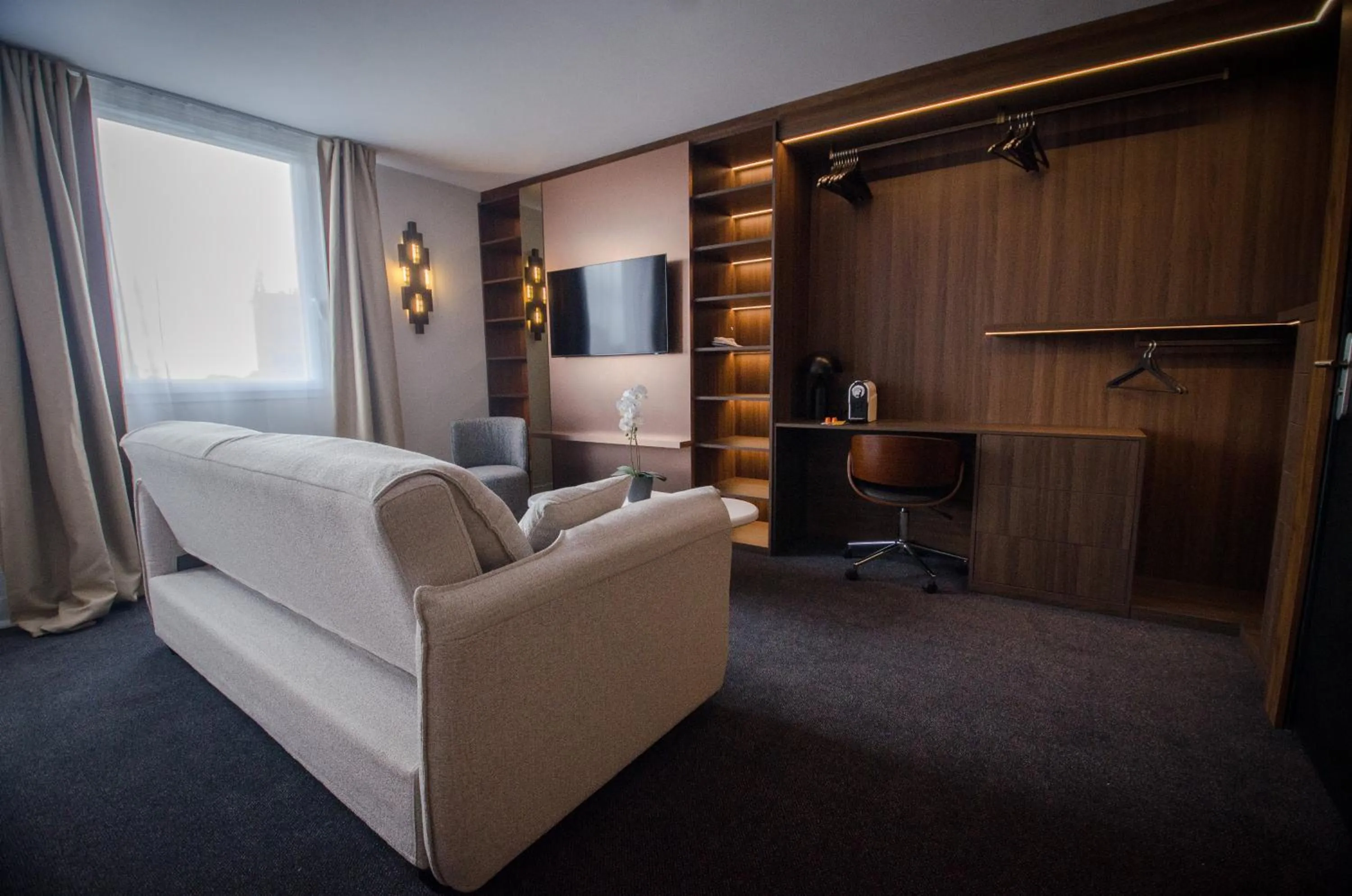 Bedroom in Golden Tulip Villepinte Roissy - Parc des Expositions