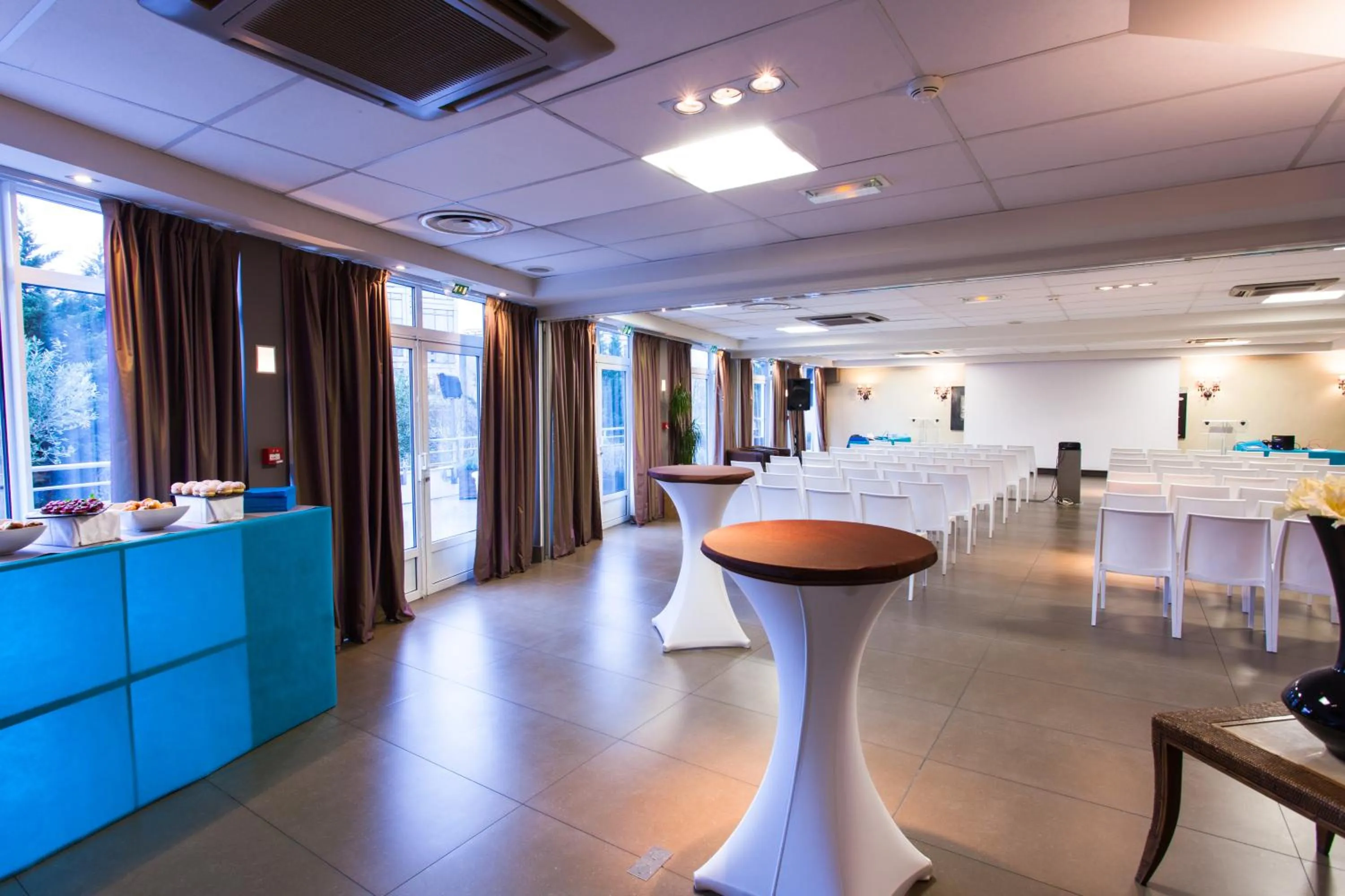 Meeting/conference room in Golden Tulip Villepinte Roissy - Parc des Expositions