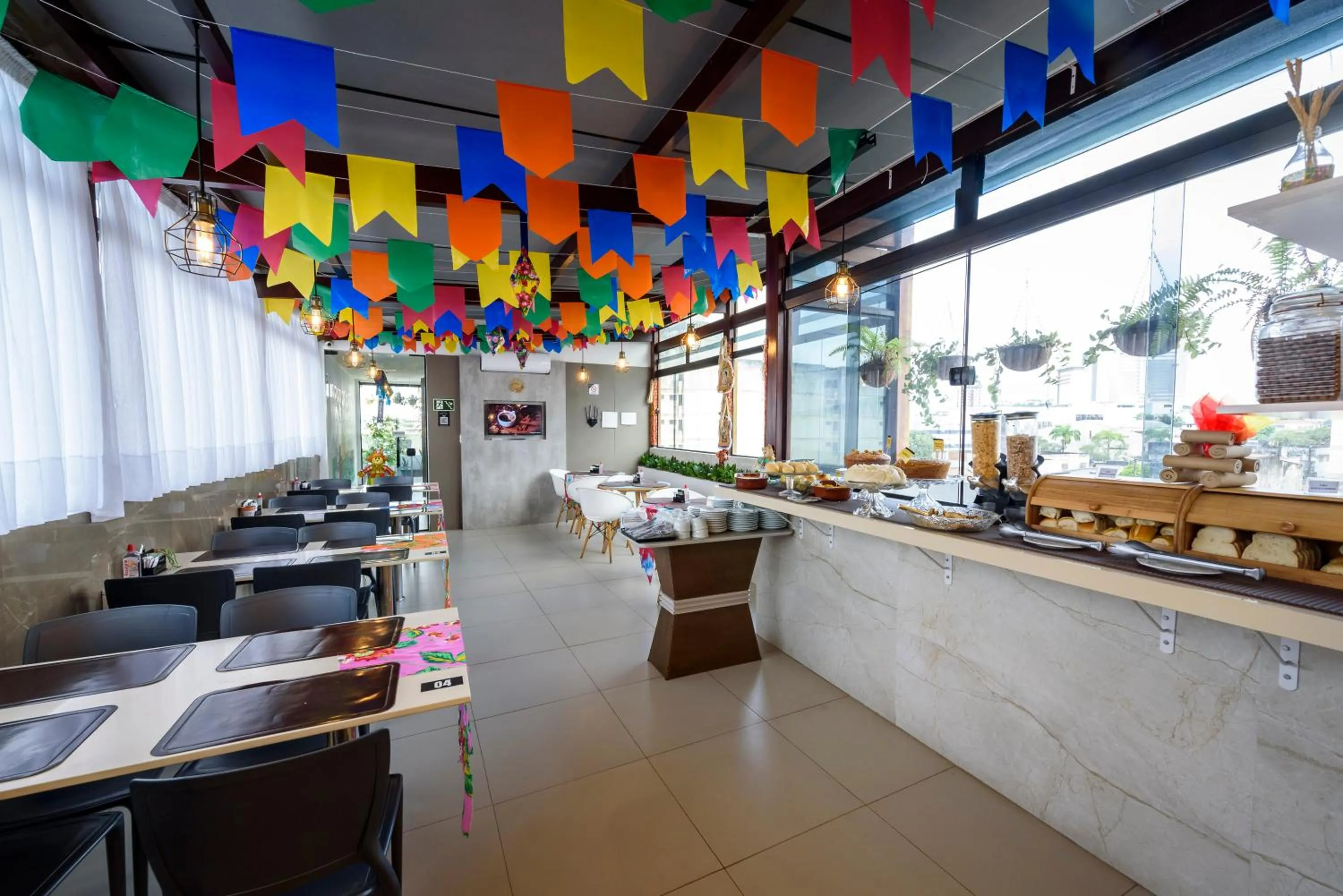 Restaurant/places to eat in Hotel Mais1