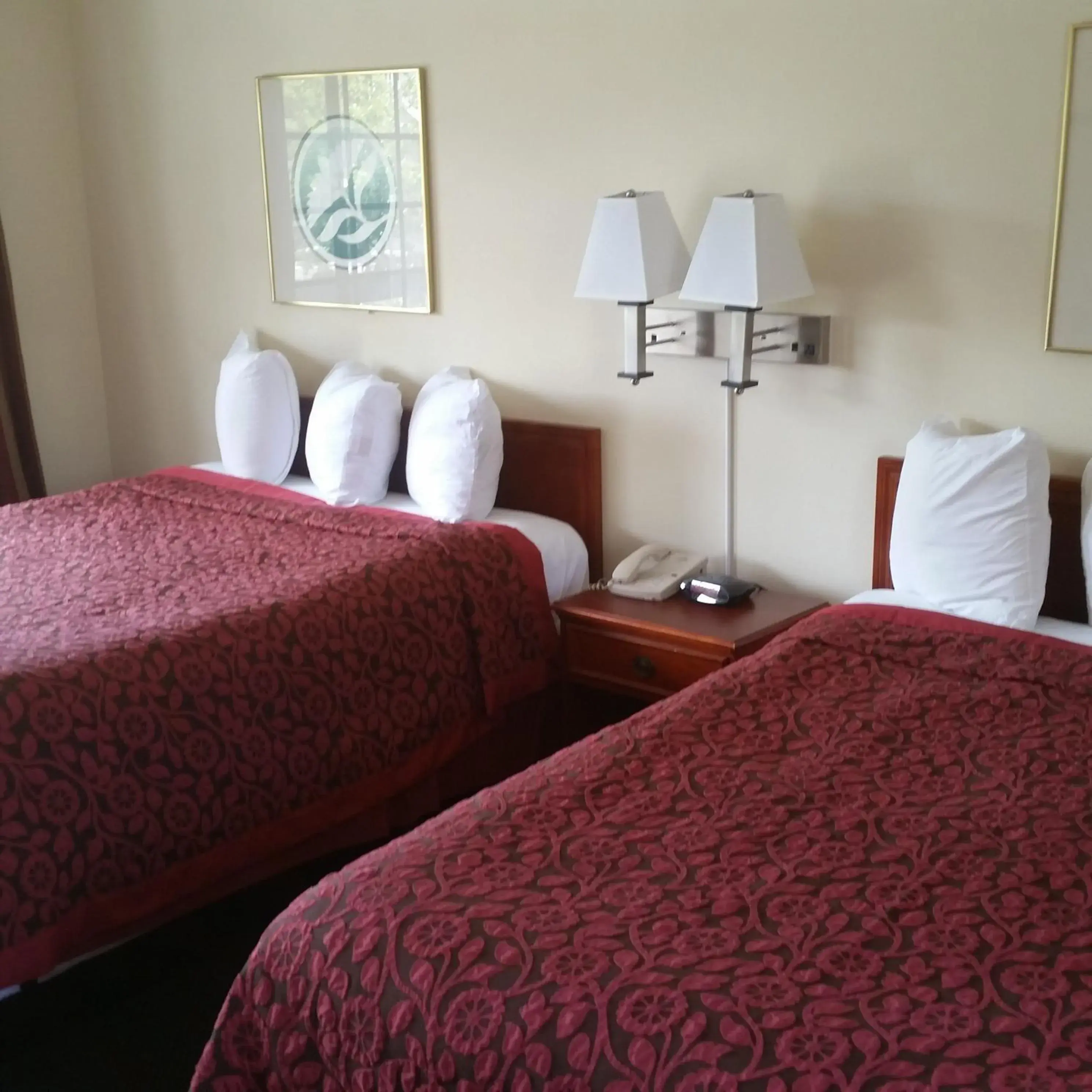 Queen Room with Two Queen Beds - Non-Smoking in Days Inn by Wyndham Orange Anaheim Queen Room with Two Queen Beds - Non-Smoking in Days Inn by Wyndham Orange Anaheim