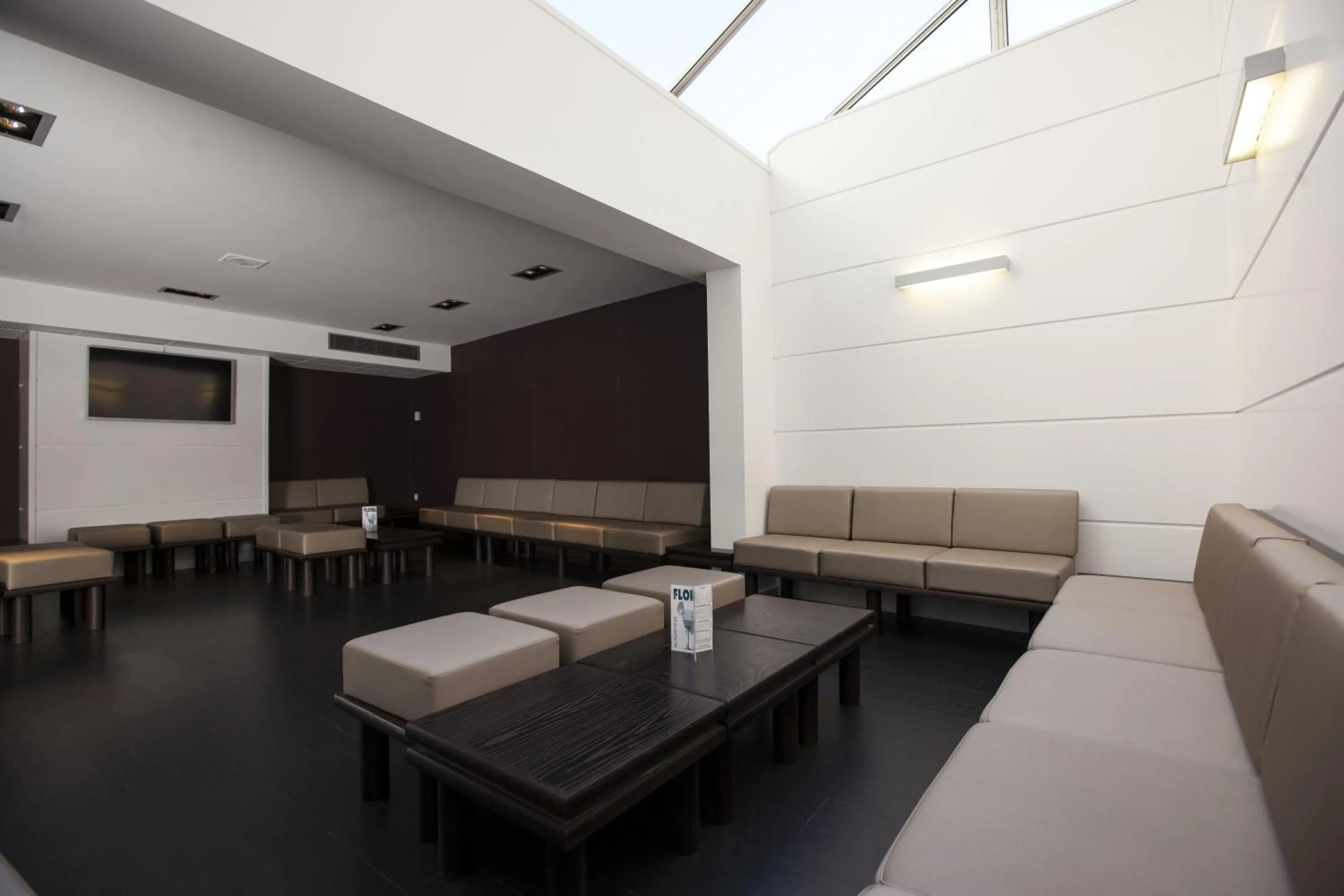Communal lounge/ TV room in Hôtel Florida