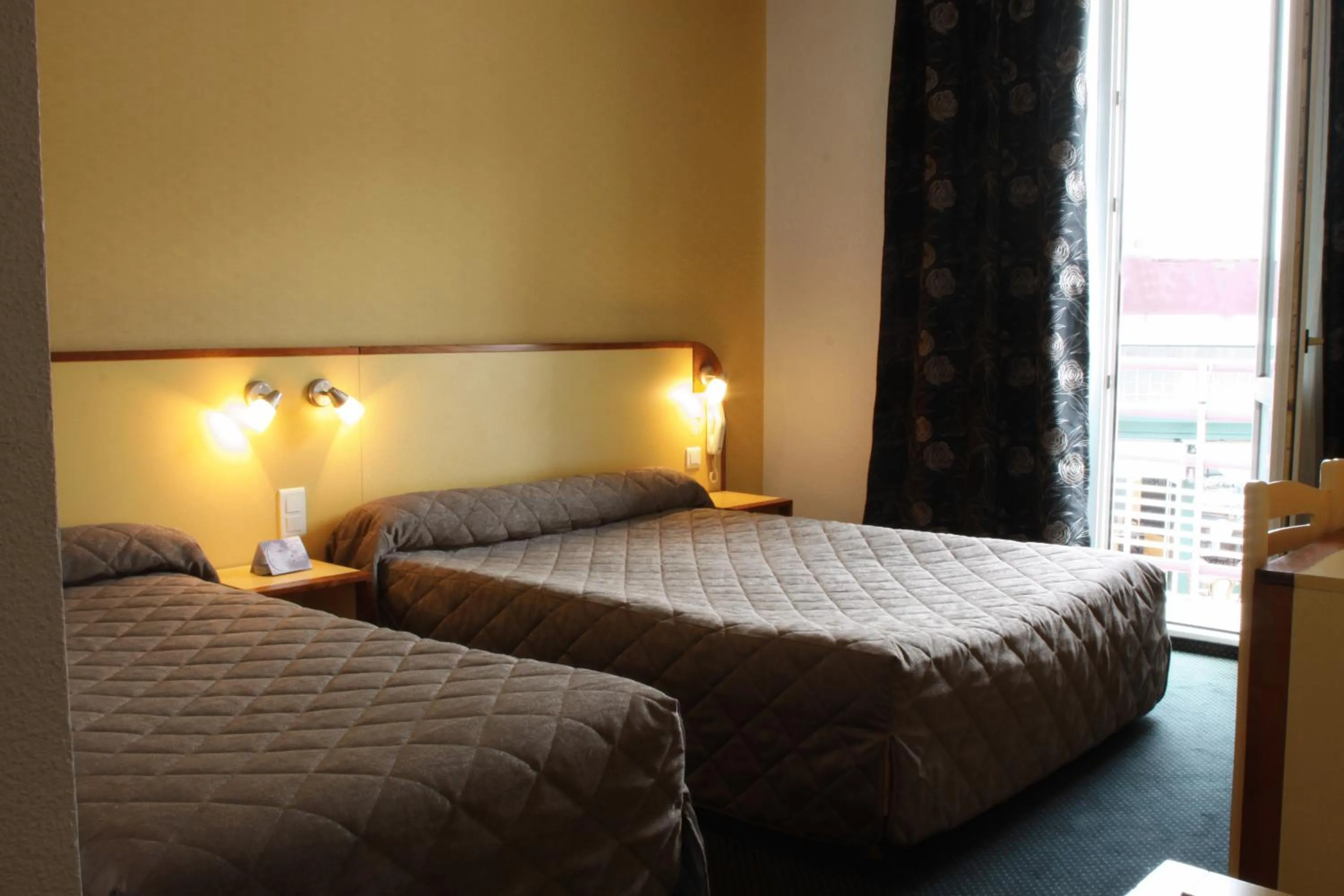 Photo of the whole room, Bed in Hôtel Florida