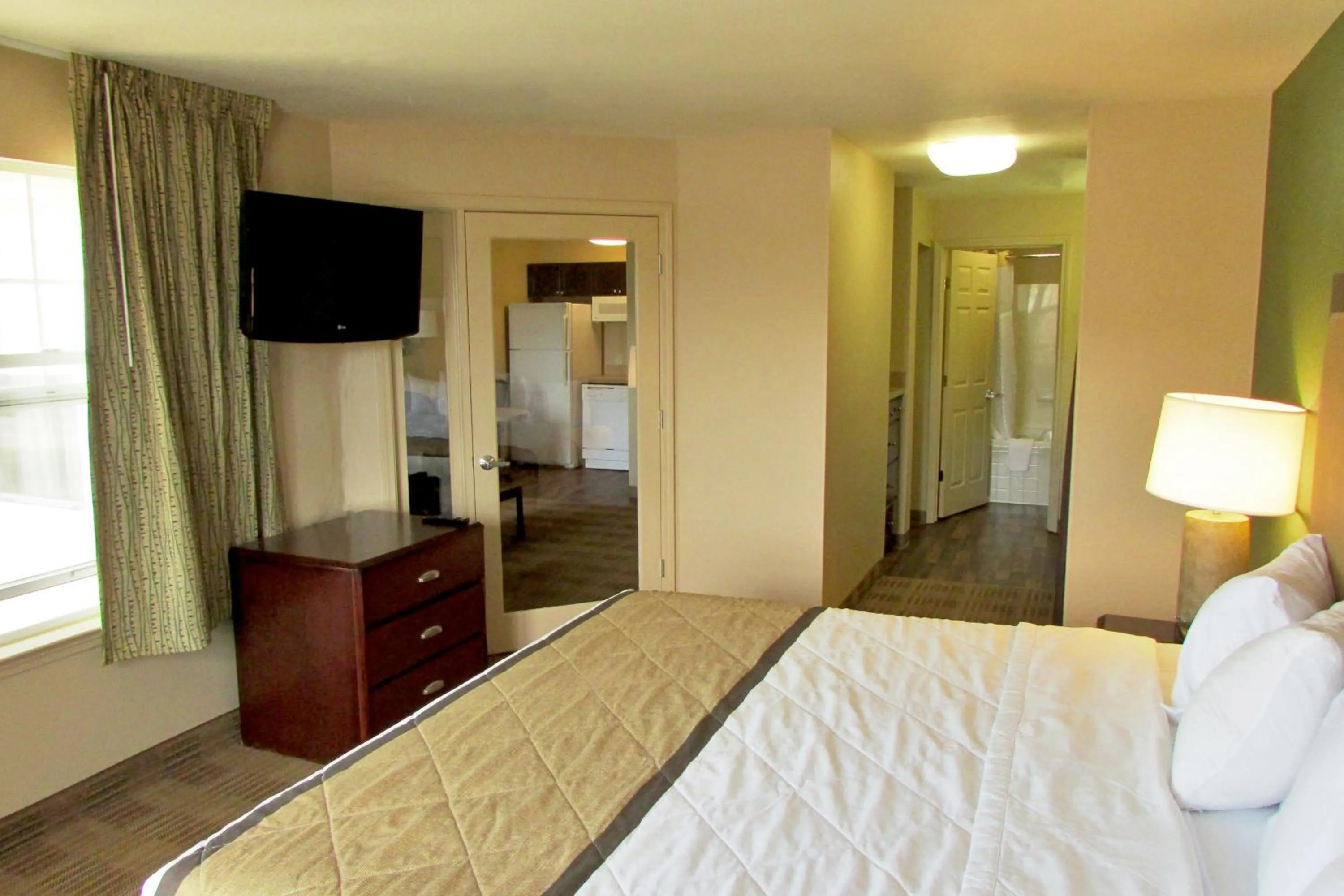 Bed, TV/Entertainment Center in Extended Stay America Suites - Austin - Northwest Arboretum - The Domain