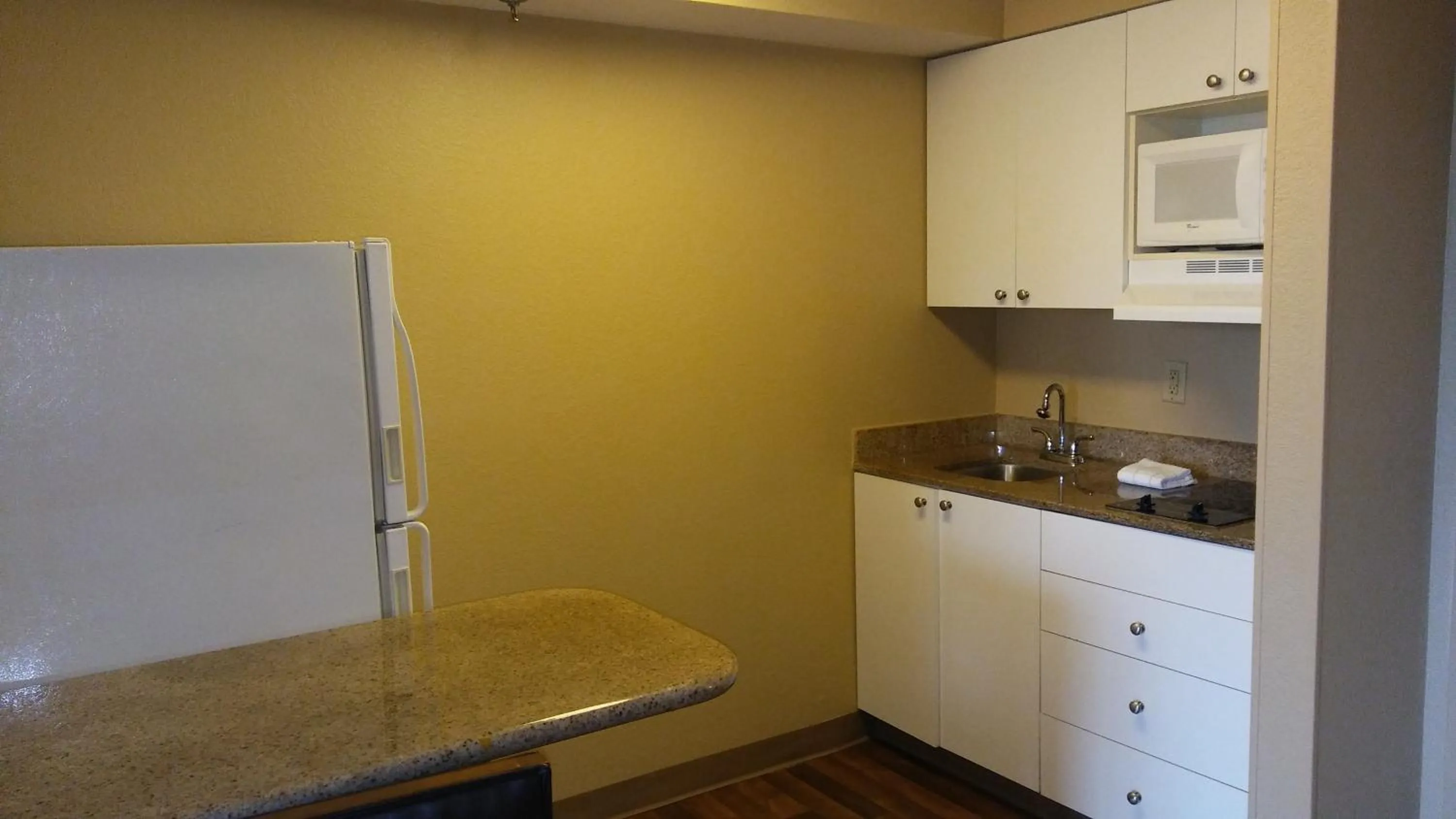 Kitchen or kitchenette, Kitchen/Kitchenette in Extended Stay America Suites - Austin - Northwest Arboretum - The Domain