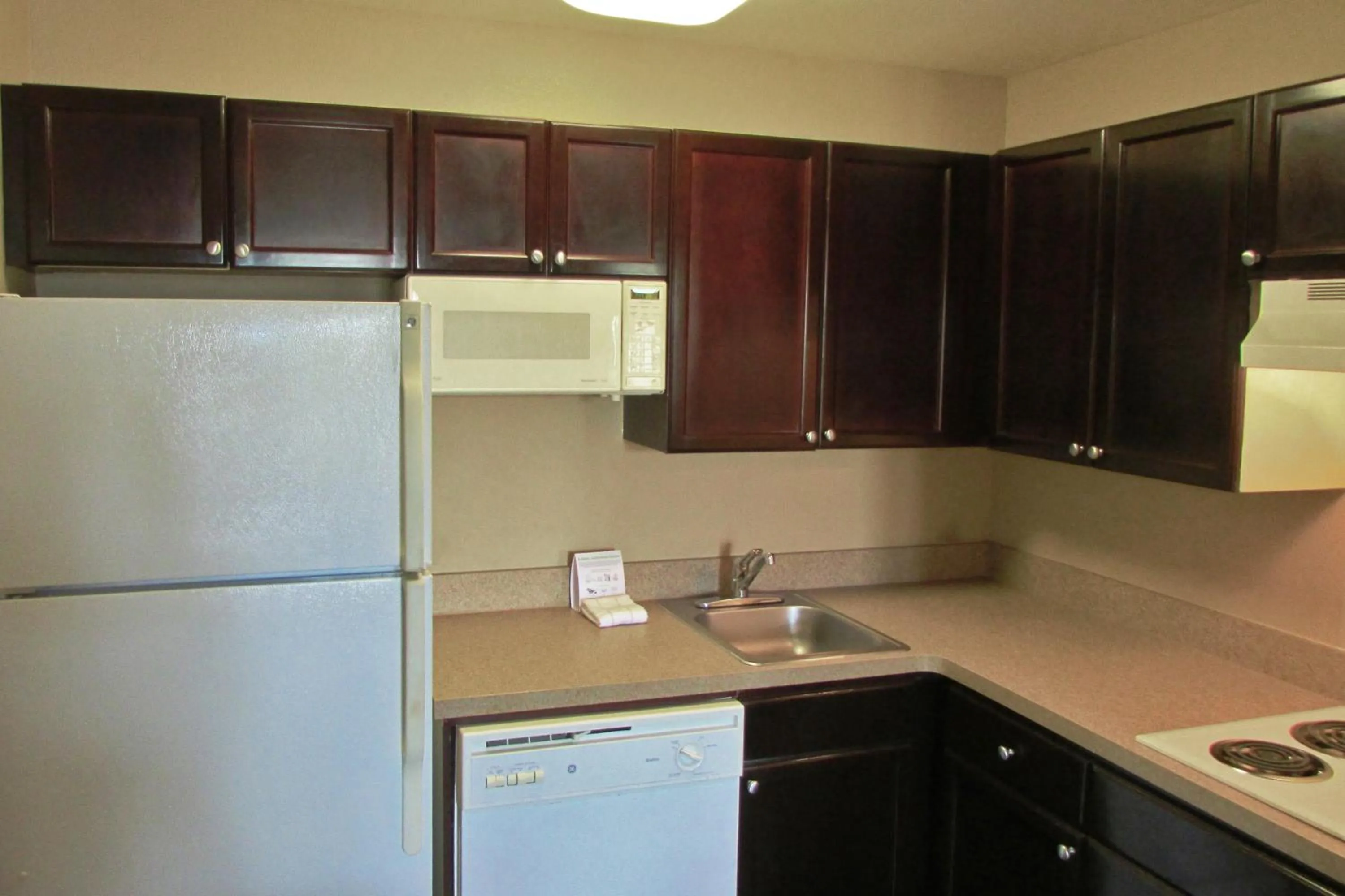 Kitchen or kitchenette, Kitchen/Kitchenette in Extended Stay America Suites - Austin - Northwest Arboretum - The Domain