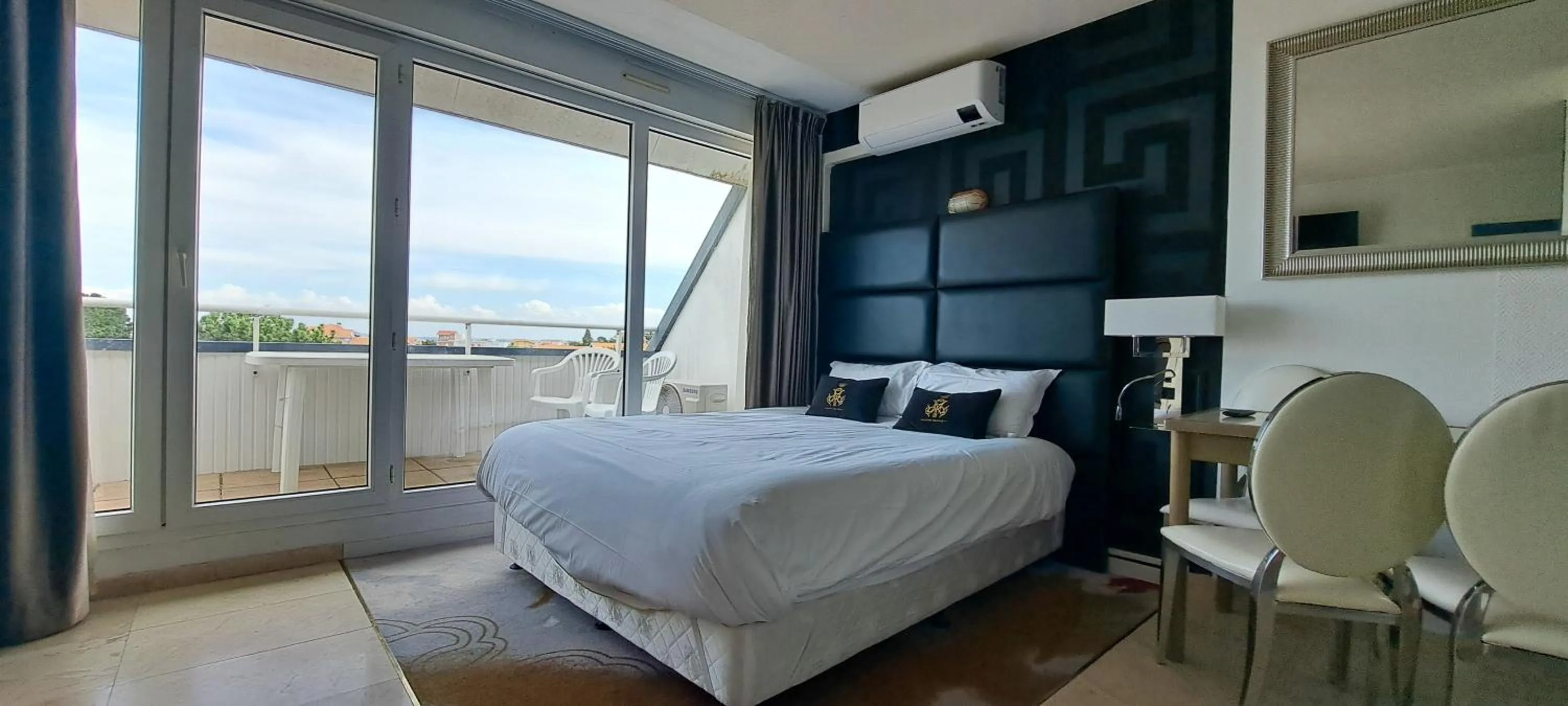 Bed in Appart'hôtel Le Trianon