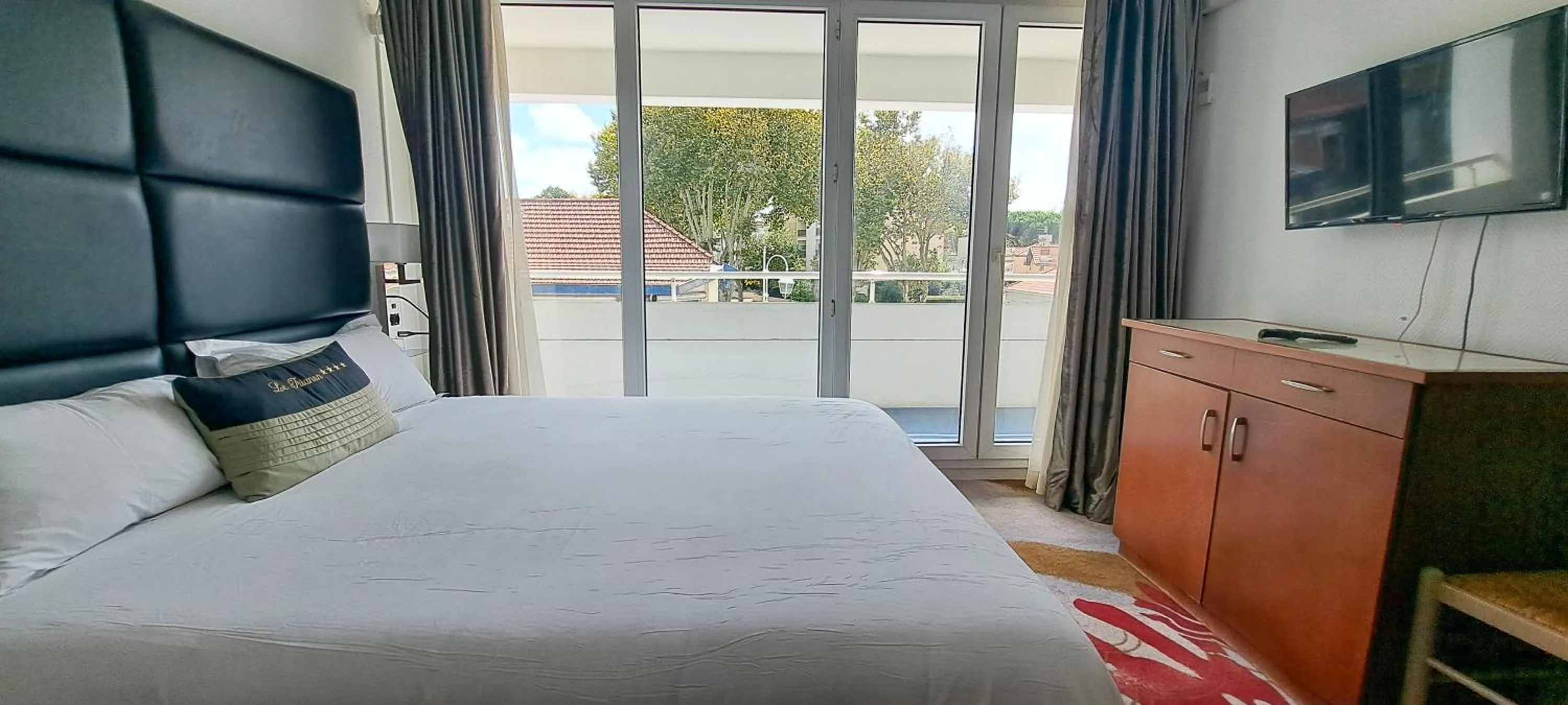 Bed in Appart'hôtel Le Trianon