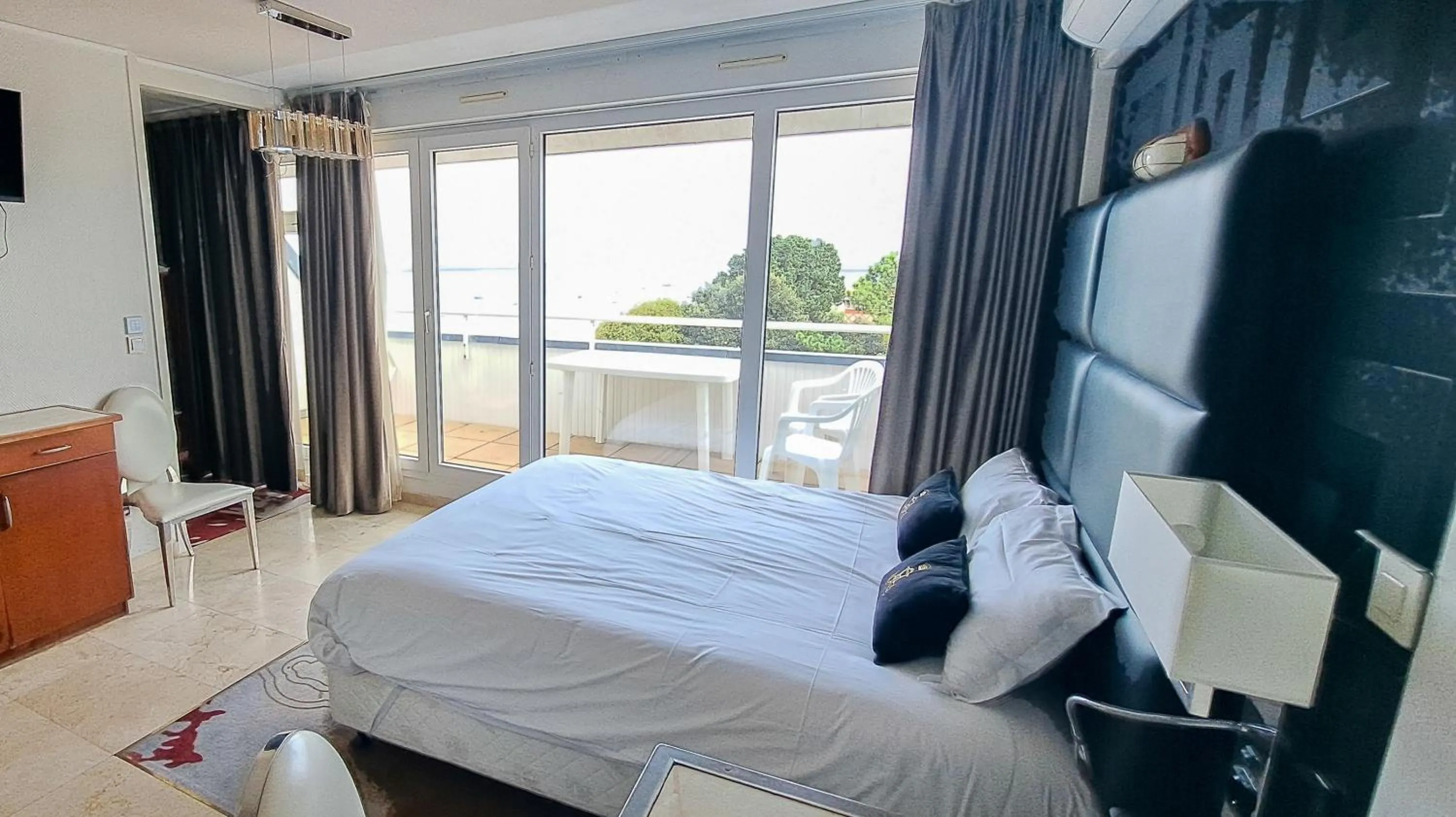 Bed in Appart'hôtel Le Trianon