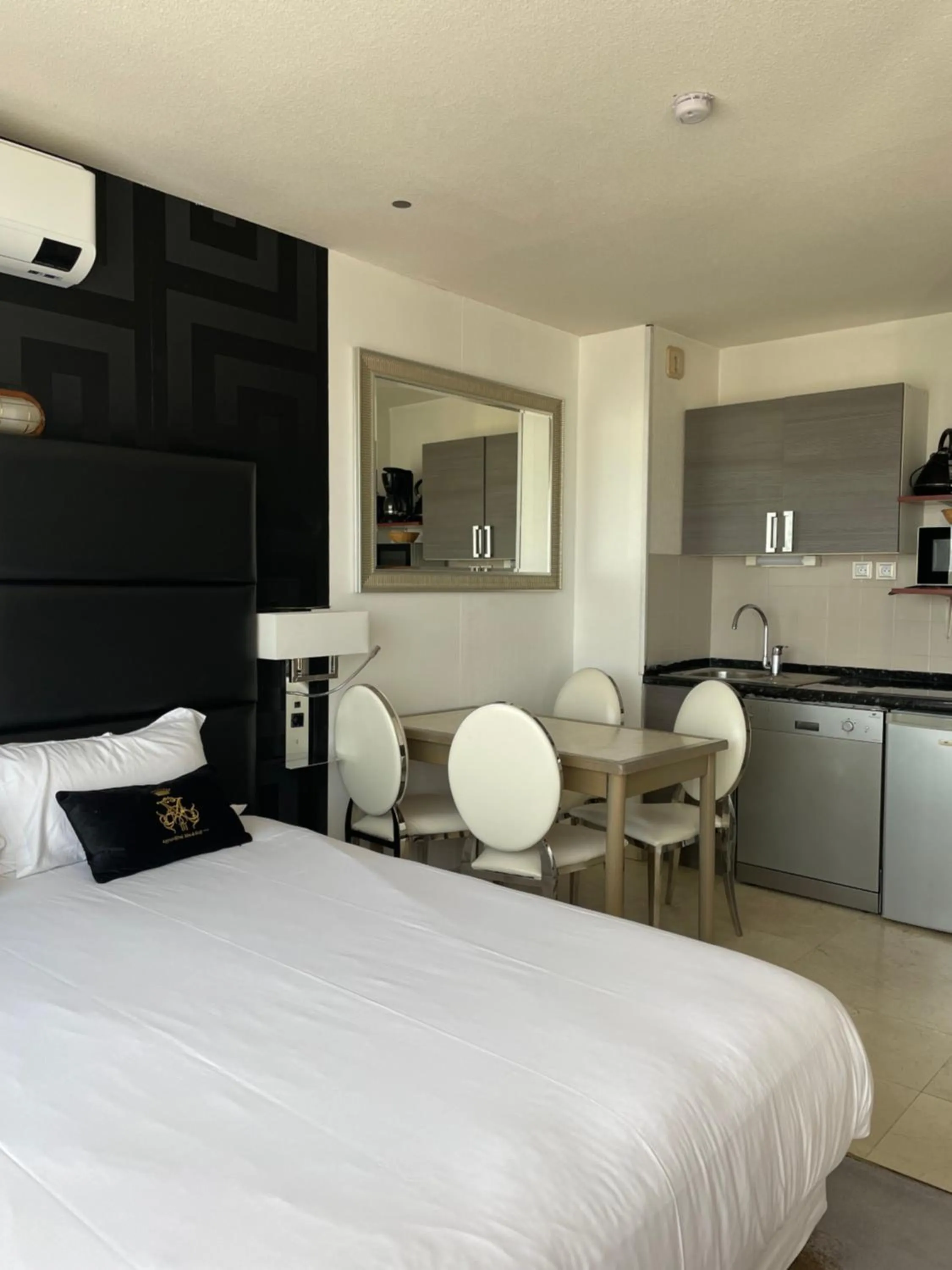 Bed in Appart'hôtel Le Trianon