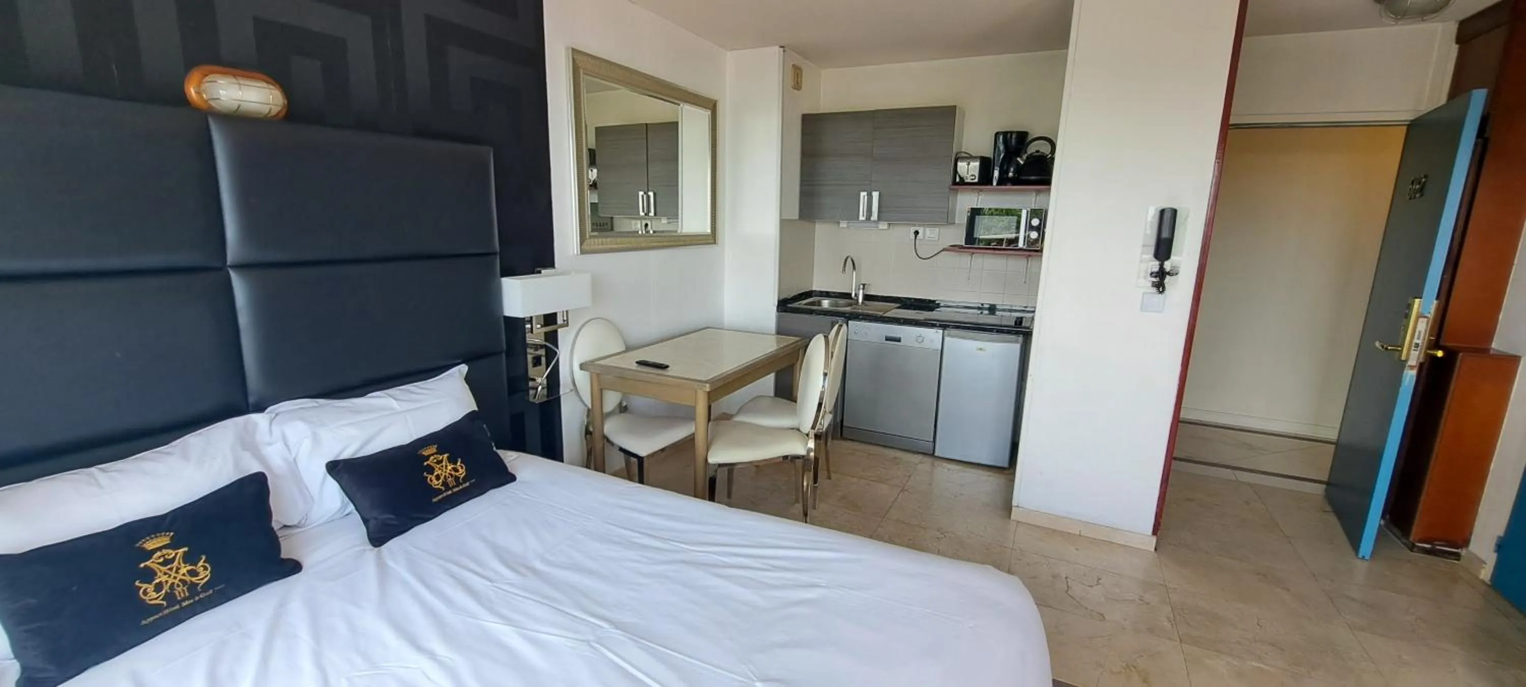 Bed in Appart'hôtel Le Trianon