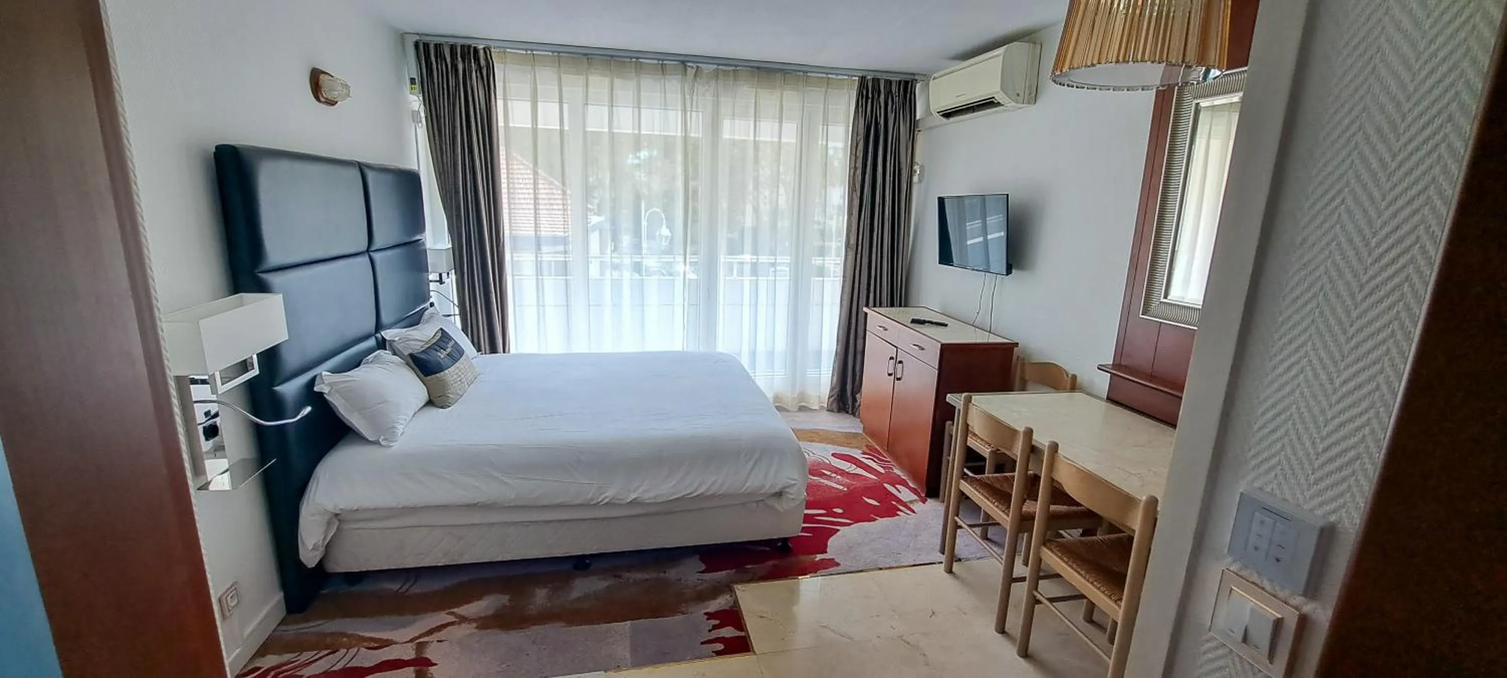 Bed in Appart'hôtel Le Trianon