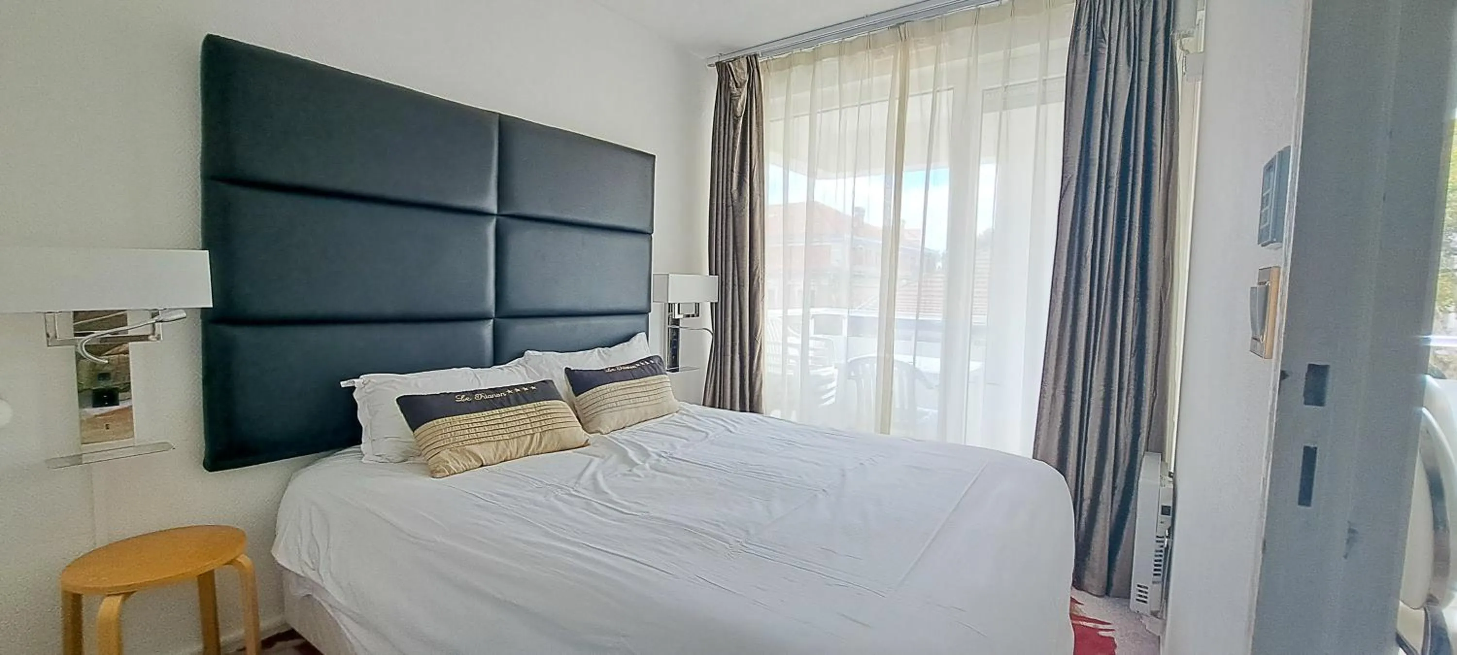 Bed in Appart'hôtel Le Trianon