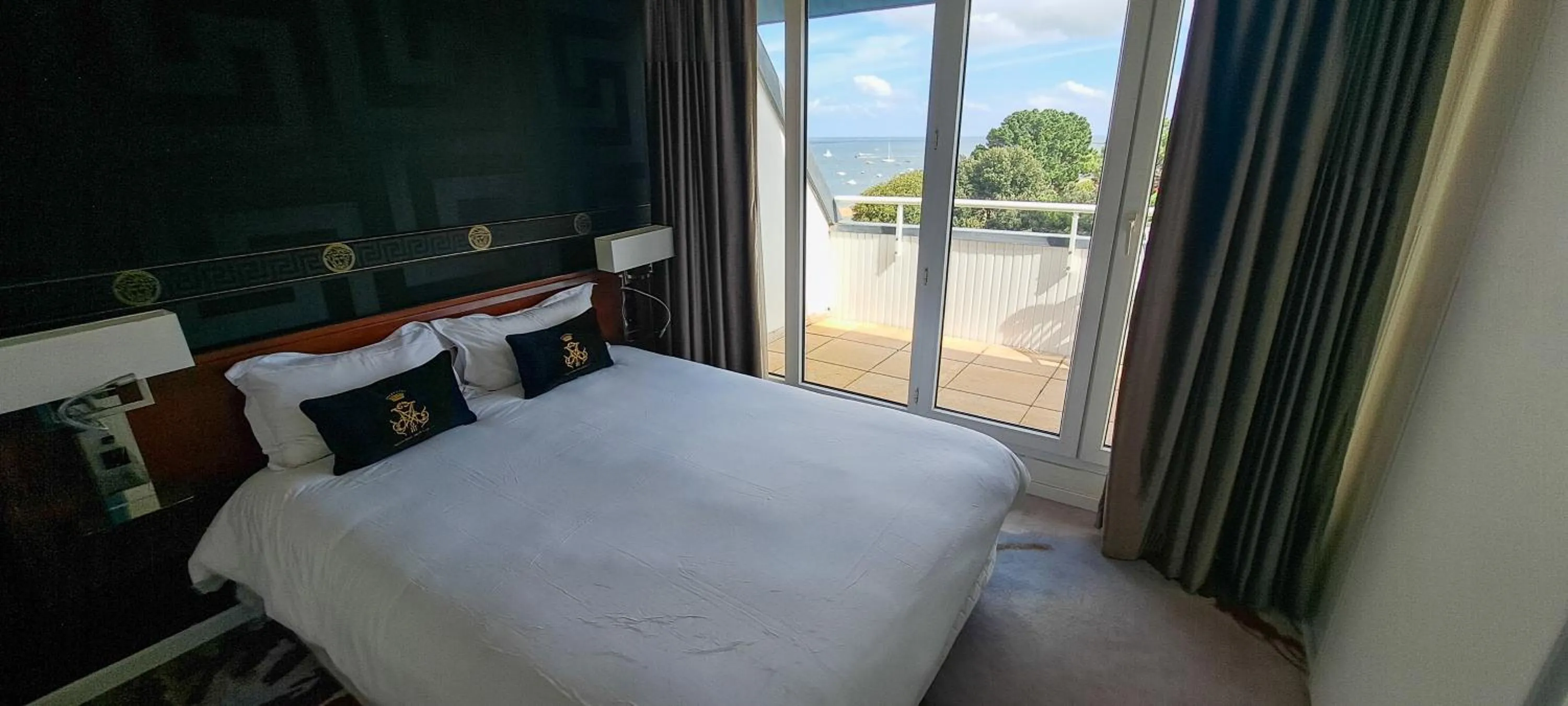 Bed in Appart'hôtel Le Trianon