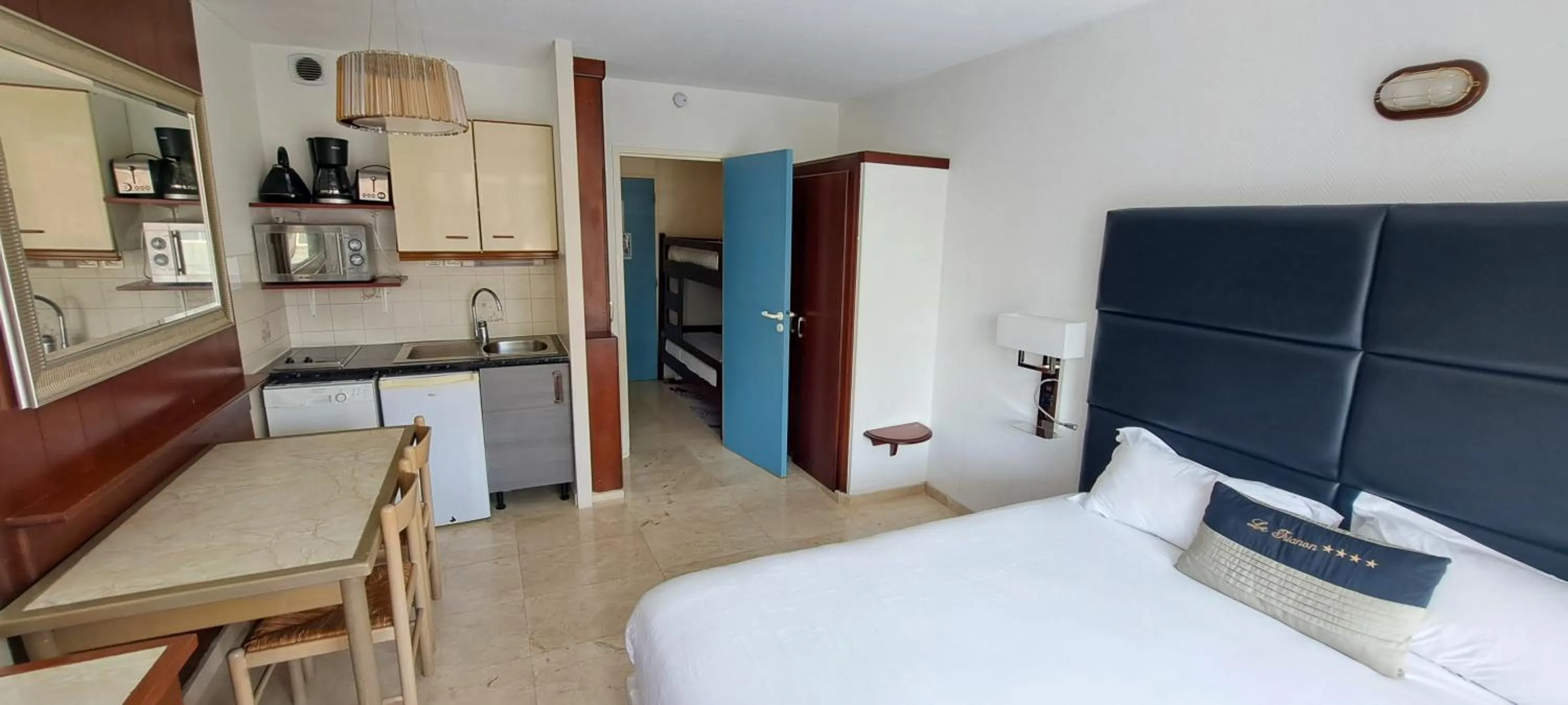 Bed in Appart'hôtel Le Trianon