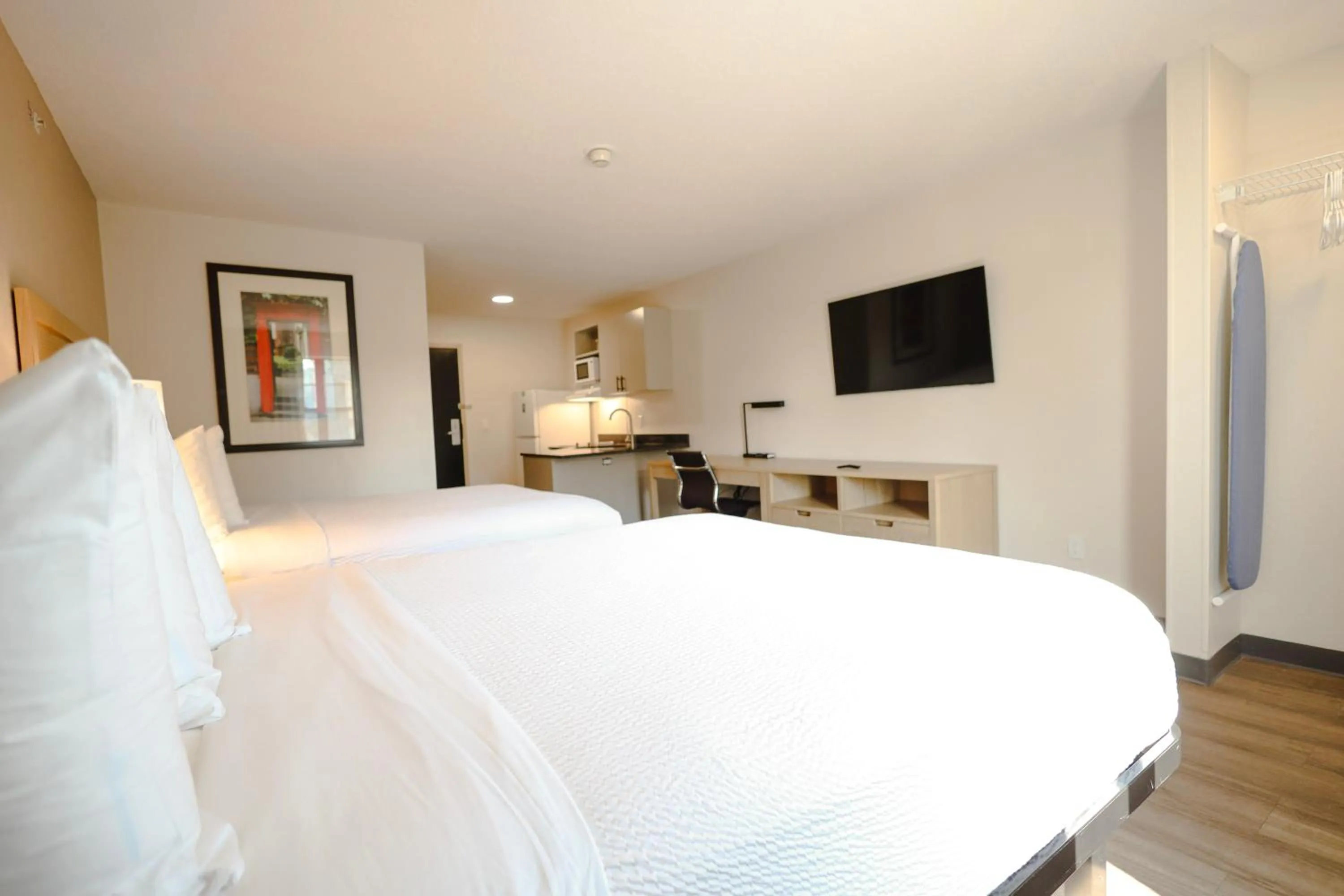 Communal lounge/ TV room, Bed in Extended Stay America Suites - Cleveland - Beachwood - Orange Place - South