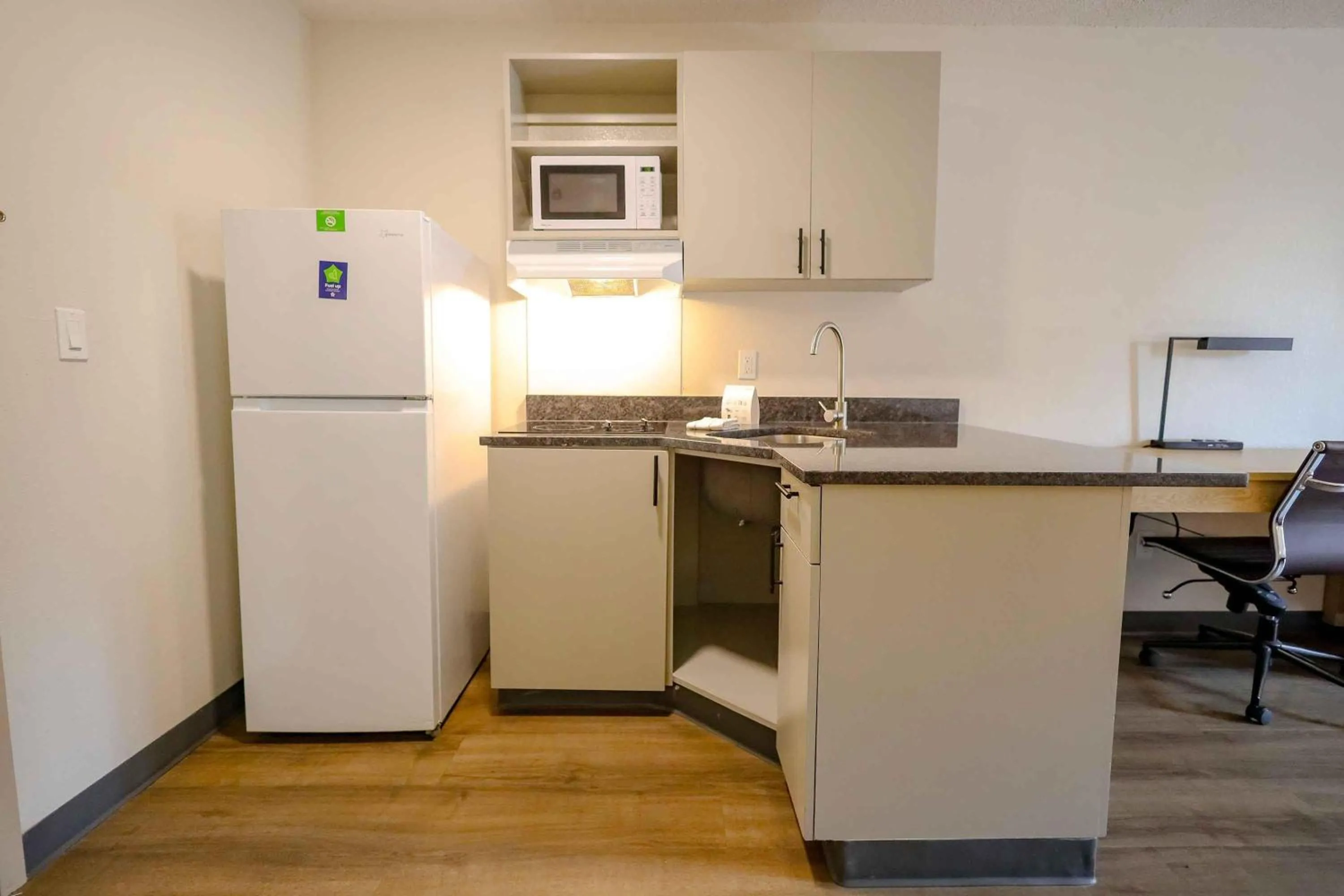 Kitchen or kitchenette in Extended Stay America Suites - Cleveland - Beachwood - Orange Place - South