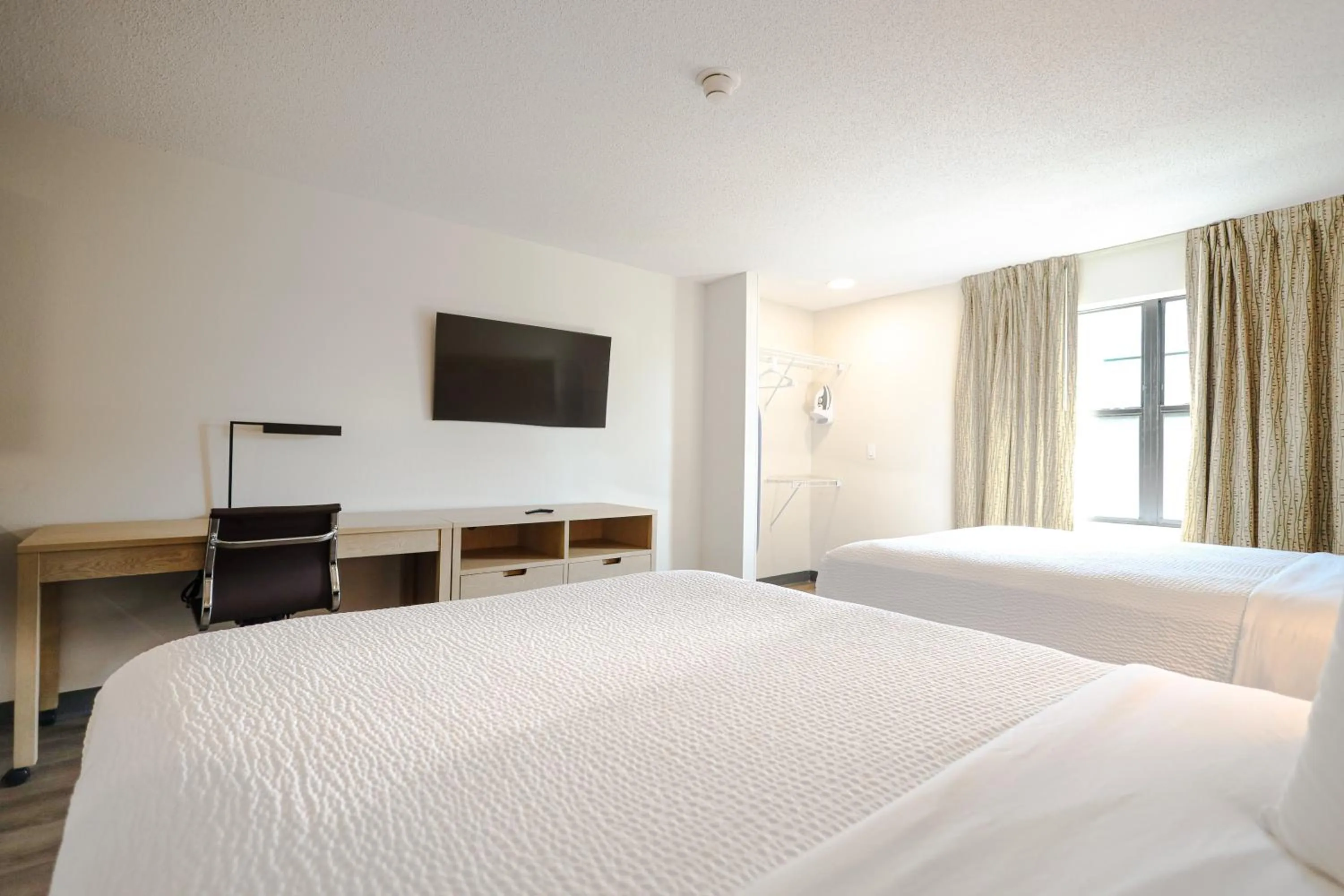 Photo of the whole room, Bed in Extended Stay America Suites - Cleveland - Beachwood - Orange Place - South