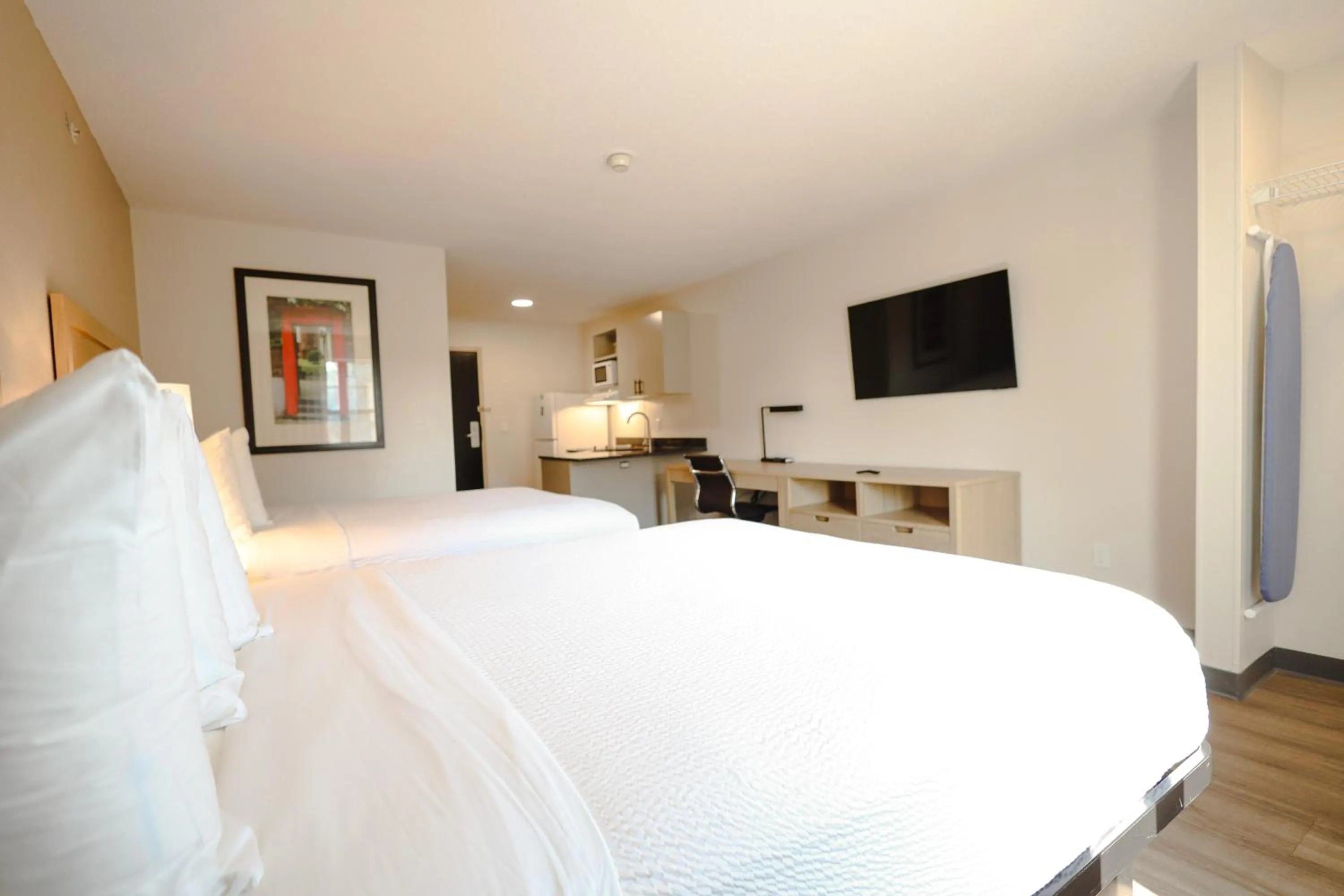 Photo of the whole room, Bed in Extended Stay America Suites - Cleveland - Beachwood - Orange Place - South