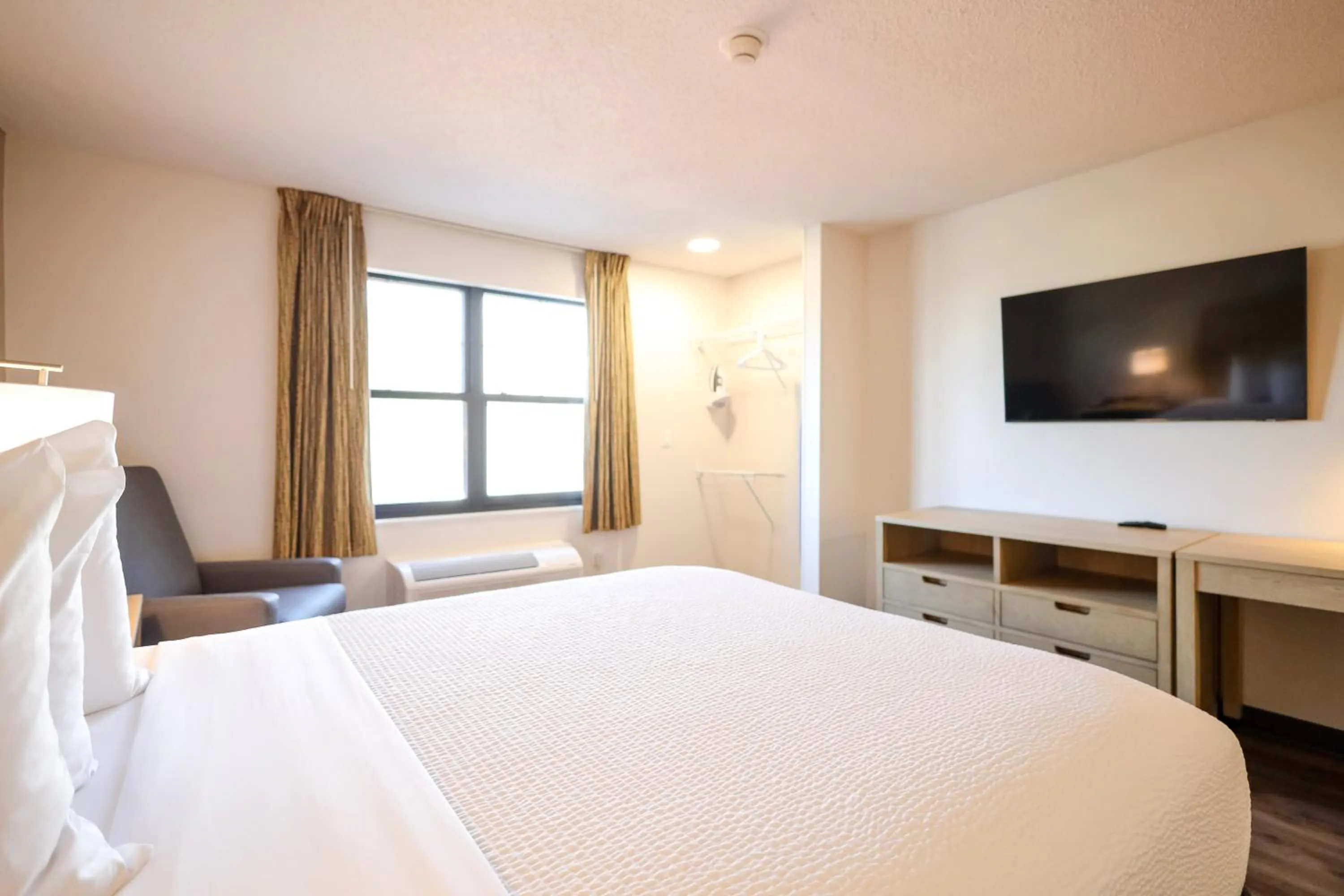 Photo of the whole room, Bed in Extended Stay America Suites - Cleveland - Beachwood - Orange Place - South