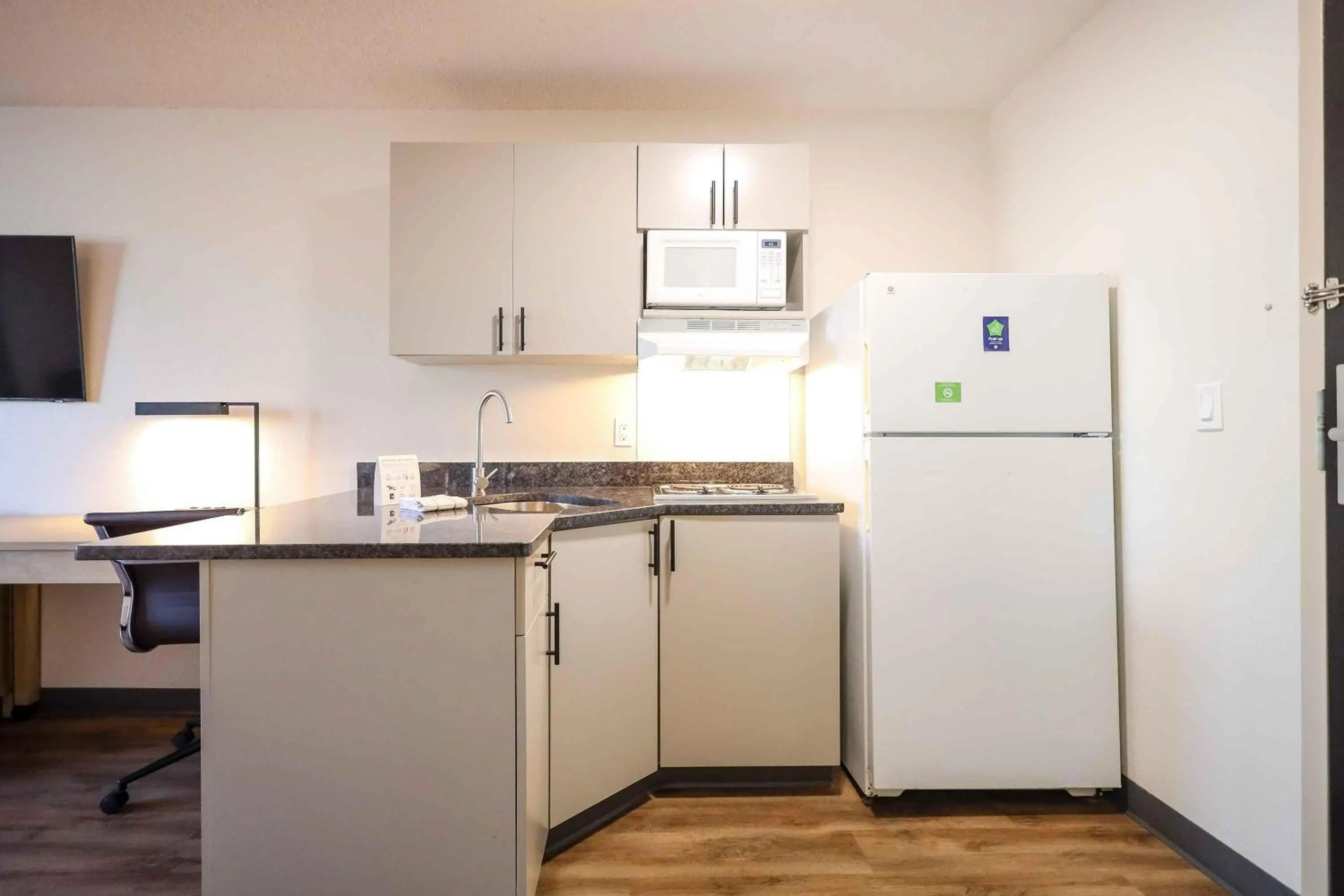 Kitchen or kitchenette in Extended Stay America Suites - Cleveland - Beachwood - Orange Place - South