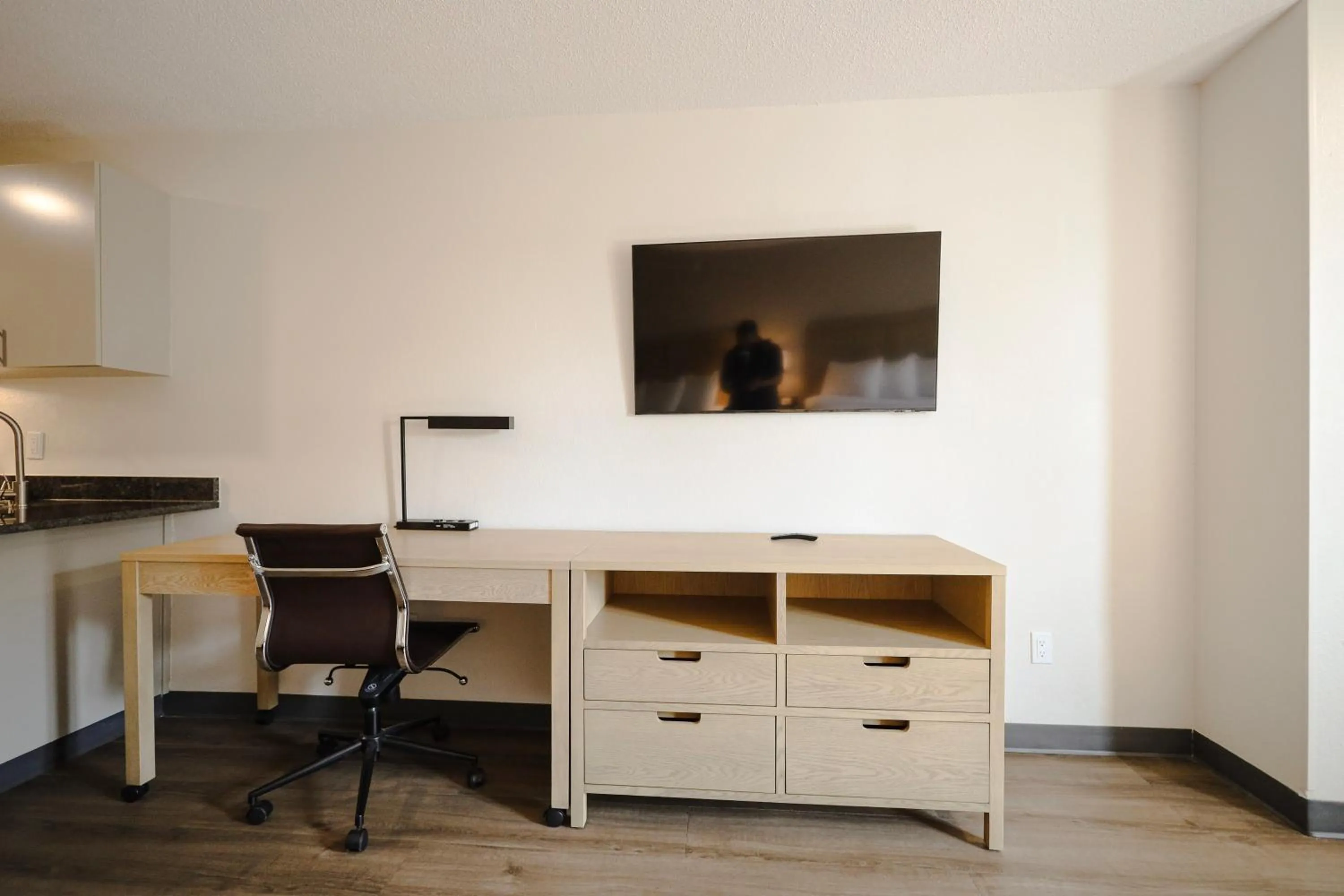 TV and multimedia in Extended Stay America Suites - Cleveland - Beachwood - Orange Place - South