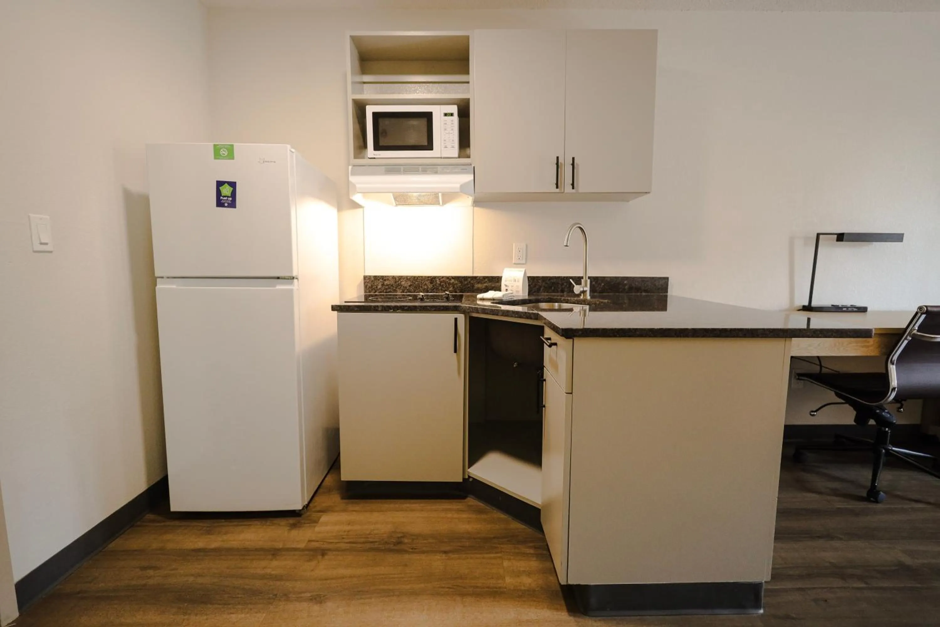 Kitchen or kitchenette in Extended Stay America Suites - Cleveland - Beachwood - Orange Place - South