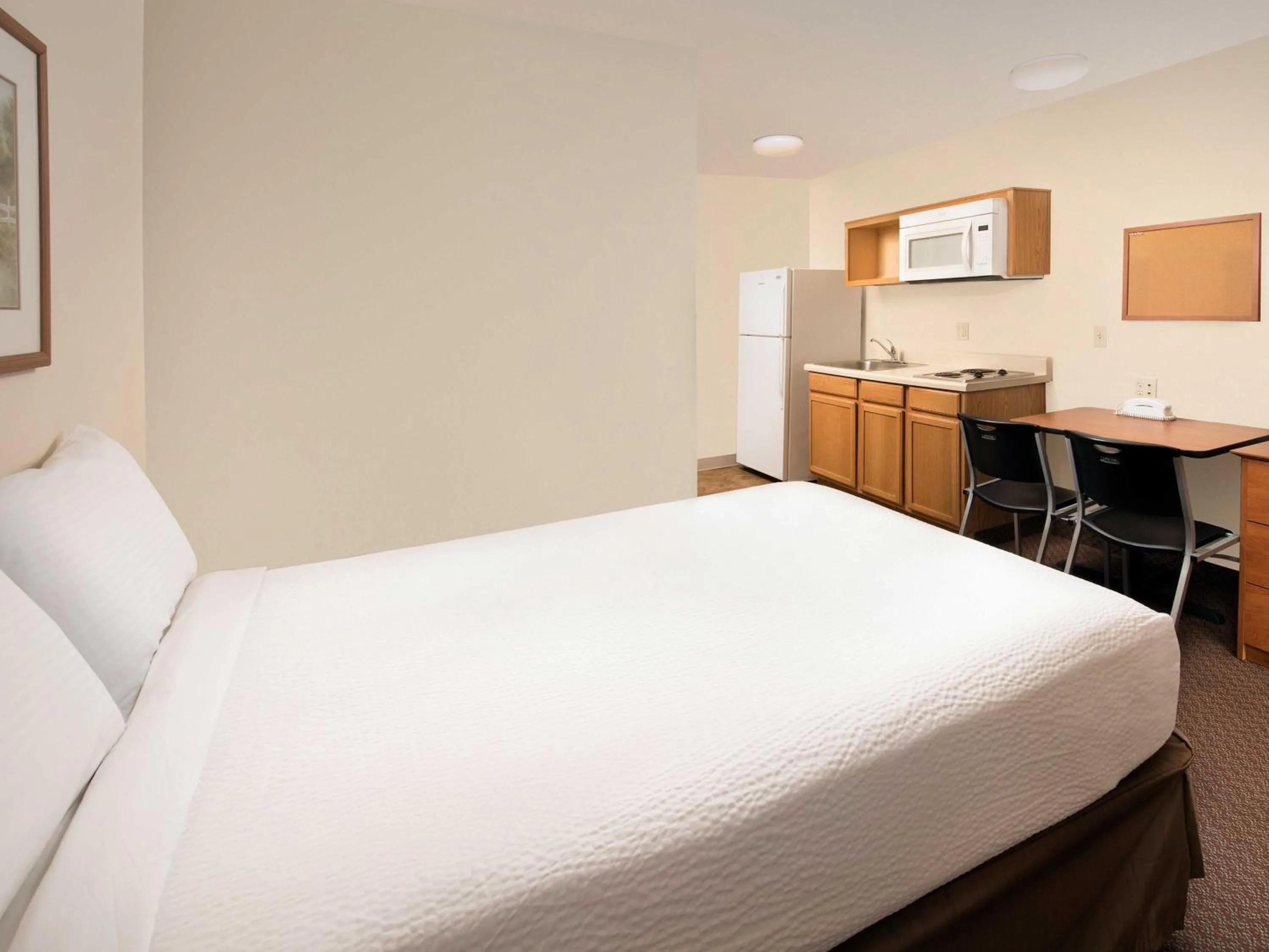 Photo of the whole room, Bed in WoodSpring Suites Midland