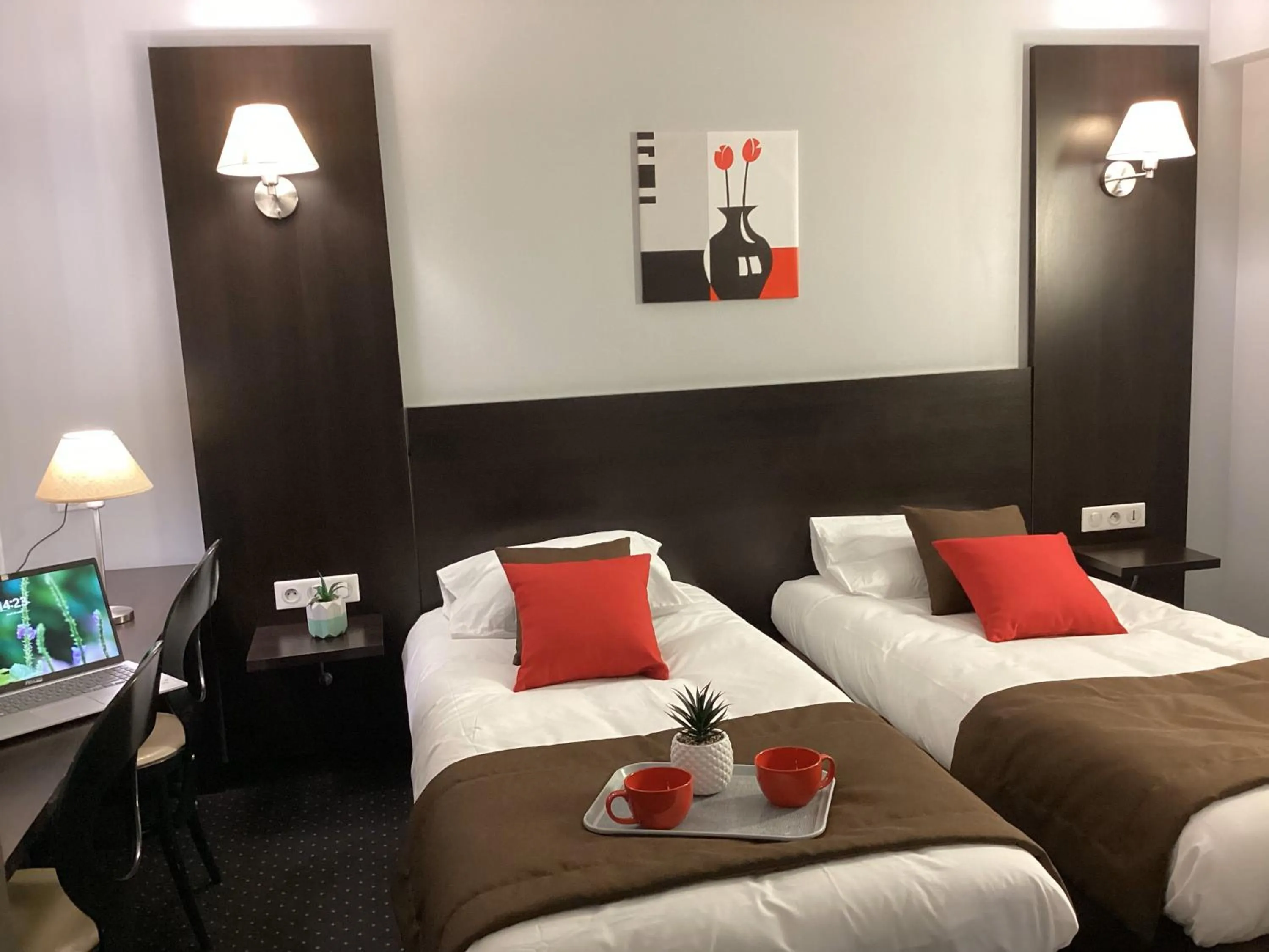 Photo of the whole room, Bed in Hôtel Alliance