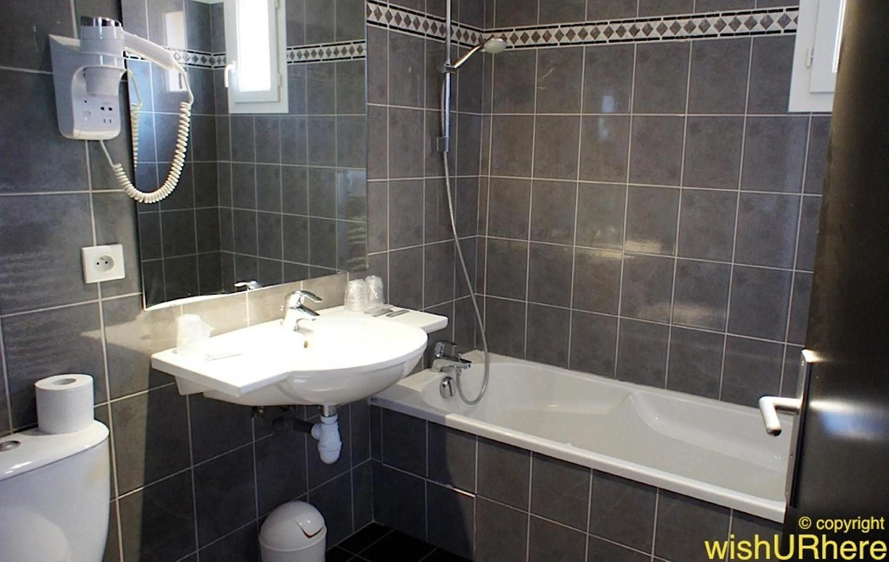 Bathroom in Hôtel Alliance