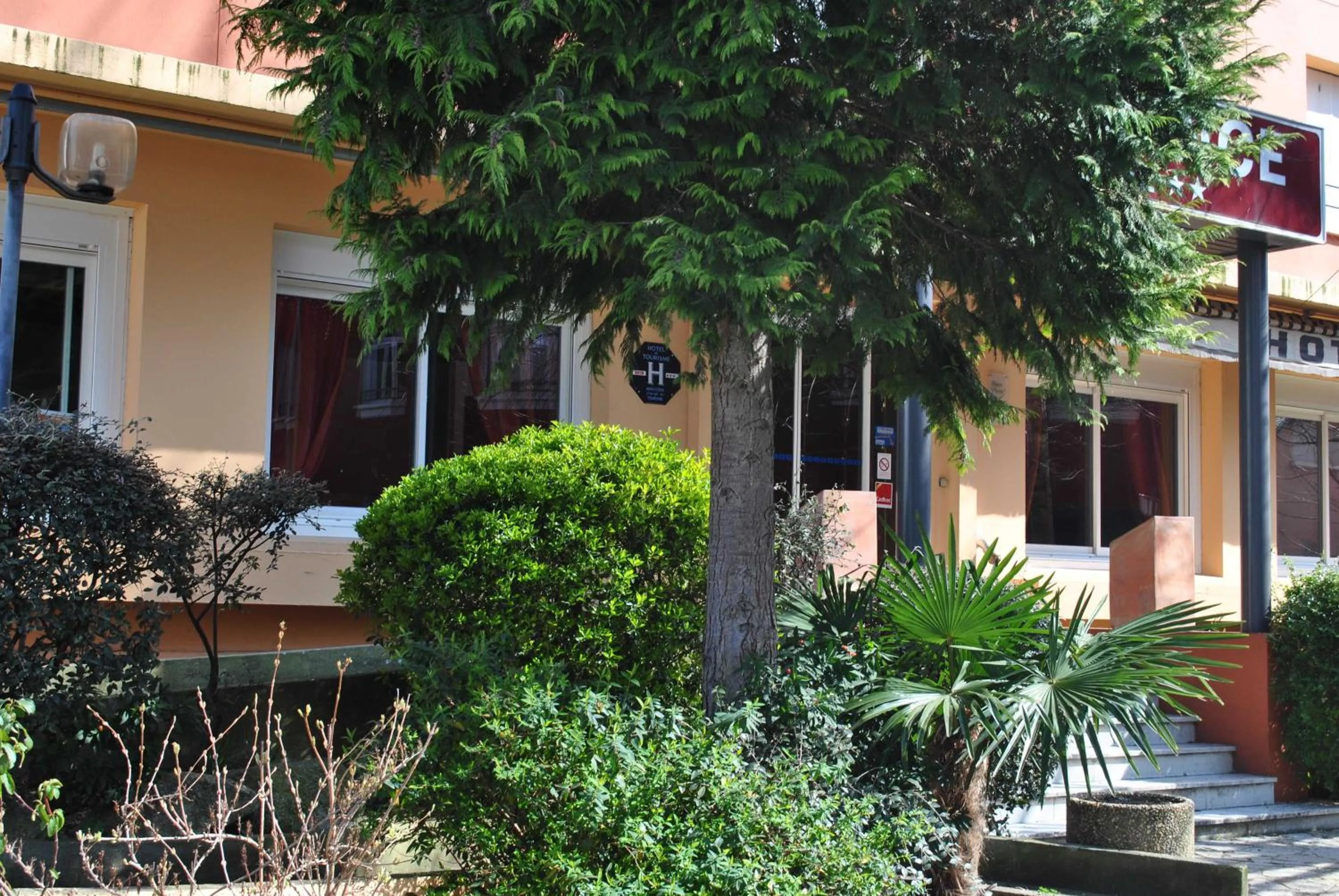 Facade/entrance in Hôtel Alliance