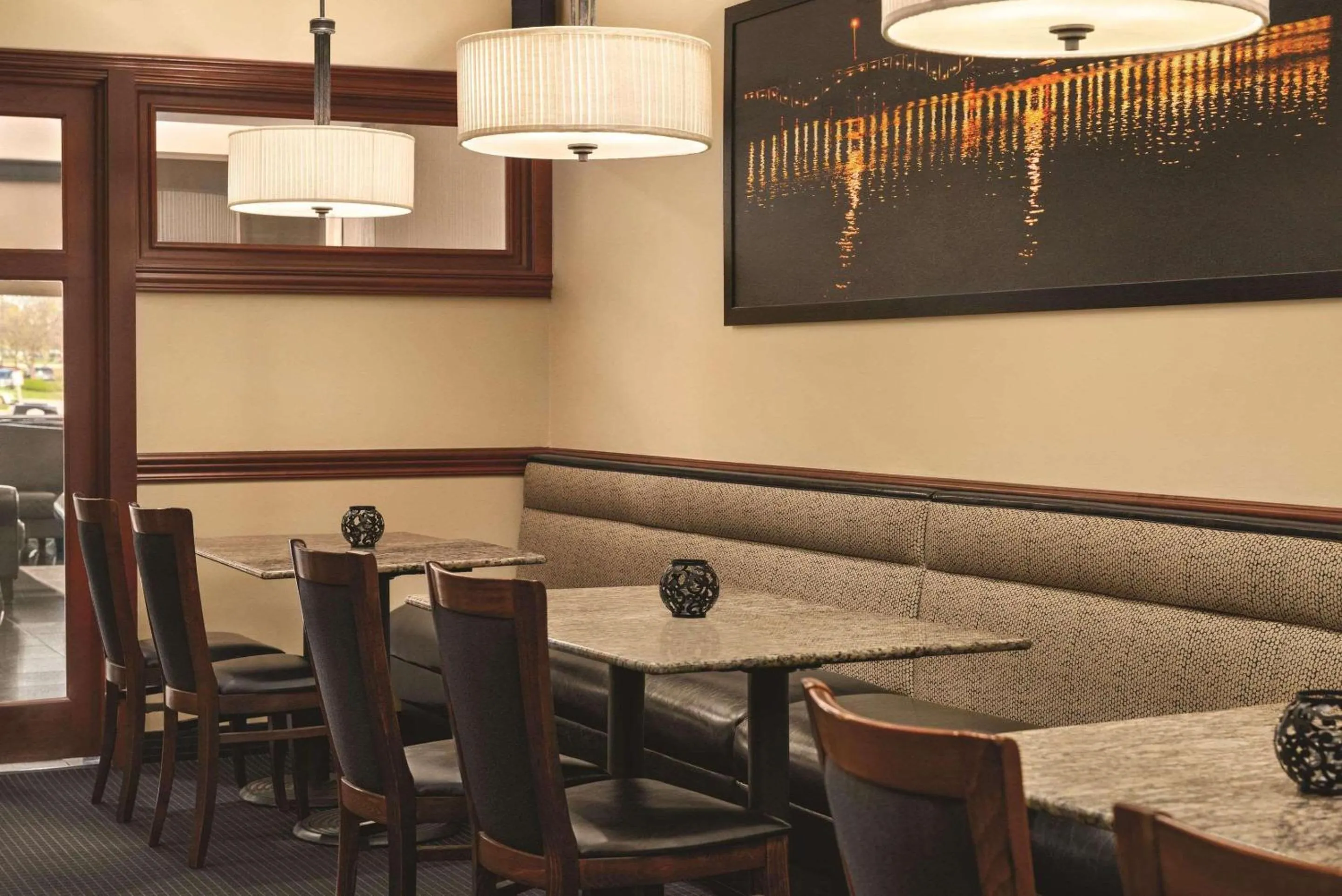 Restaurant/places to eat in Radisson Hotel & Conference Center Rockford