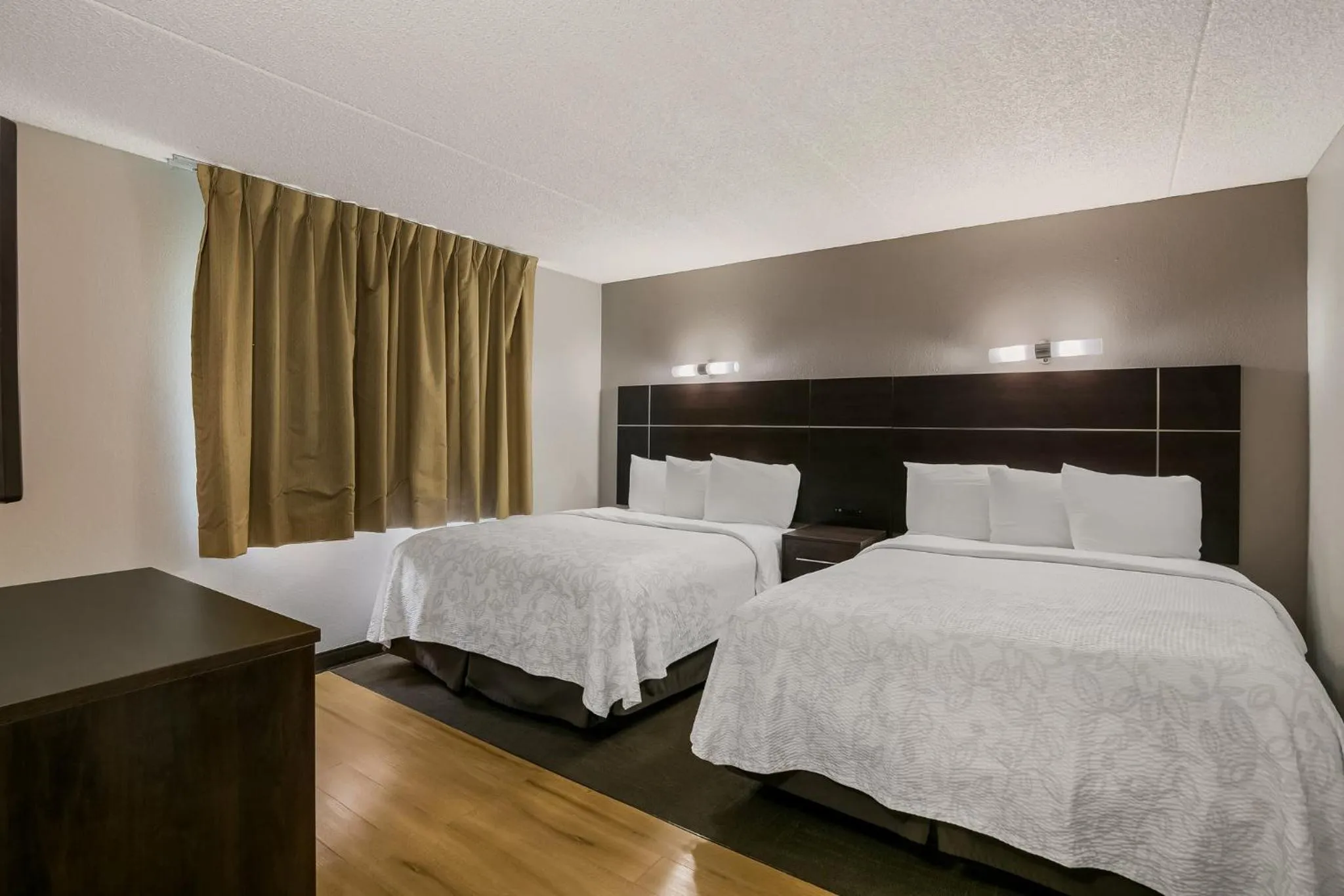 Photo of the whole room, Bed in Red Roof Inn PLUS+ & Suites Knoxville West - Cedar Bluff