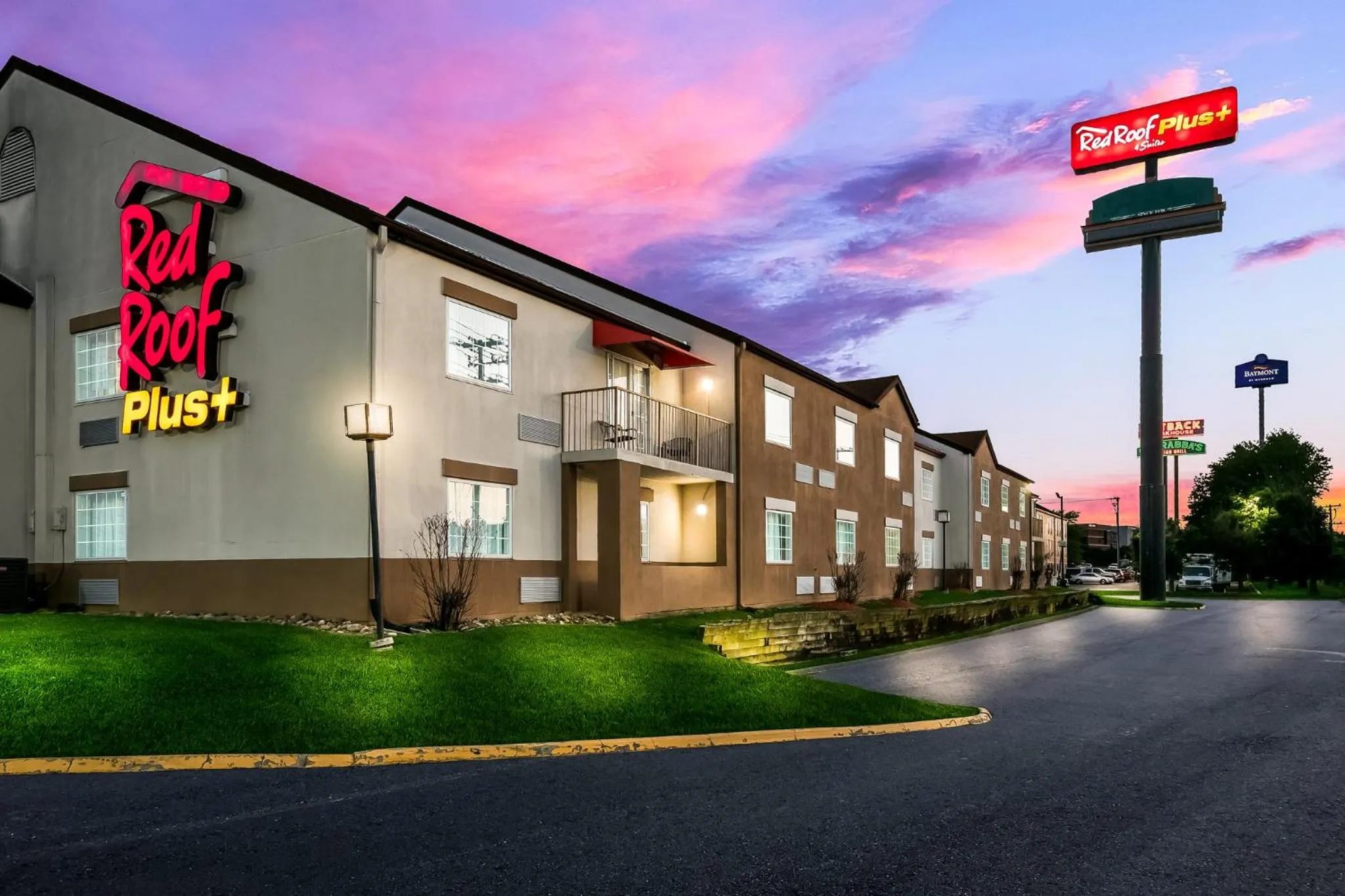 Property building in Red Roof Inn PLUS+ & Suites Knoxville West - Cedar Bluff