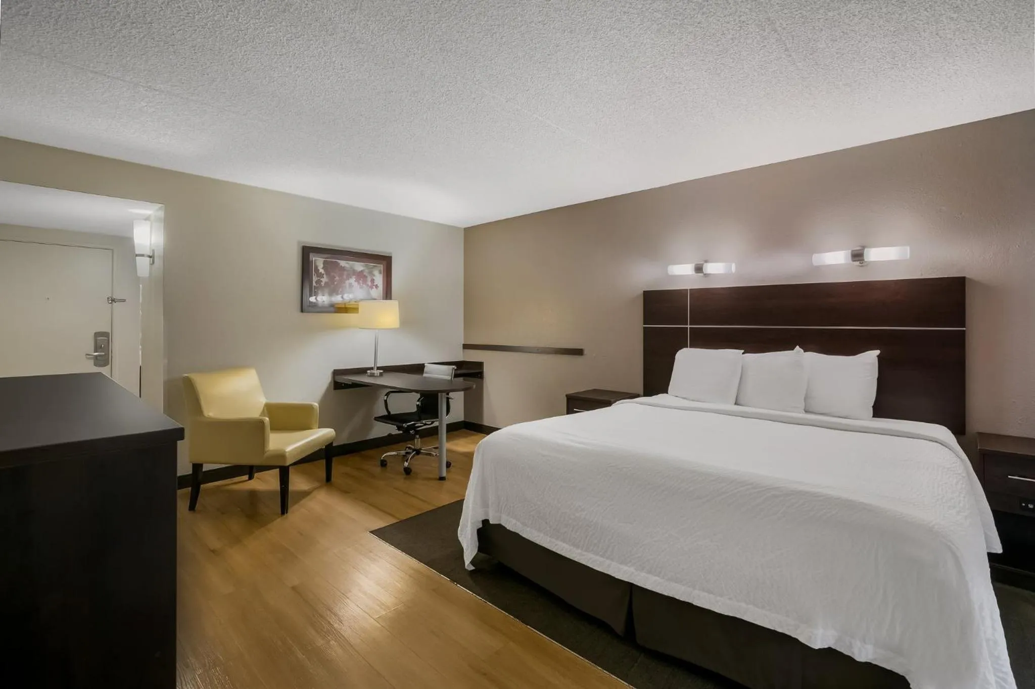 Bedroom, Bed in Red Roof Inn PLUS+ & Suites Knoxville West - Cedar Bluff