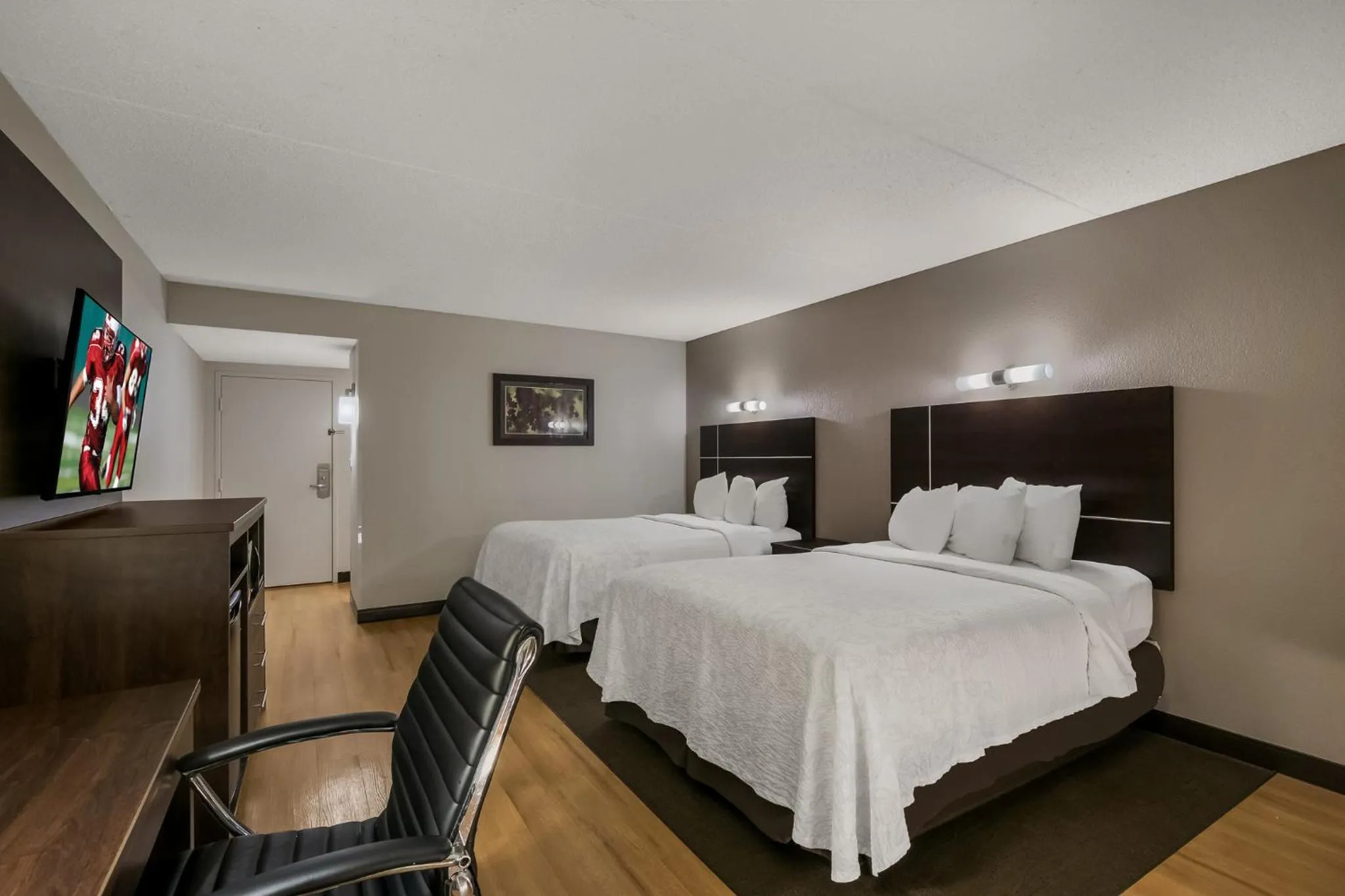 Photo of the whole room, Bed in Red Roof Inn PLUS+ & Suites Knoxville West - Cedar Bluff