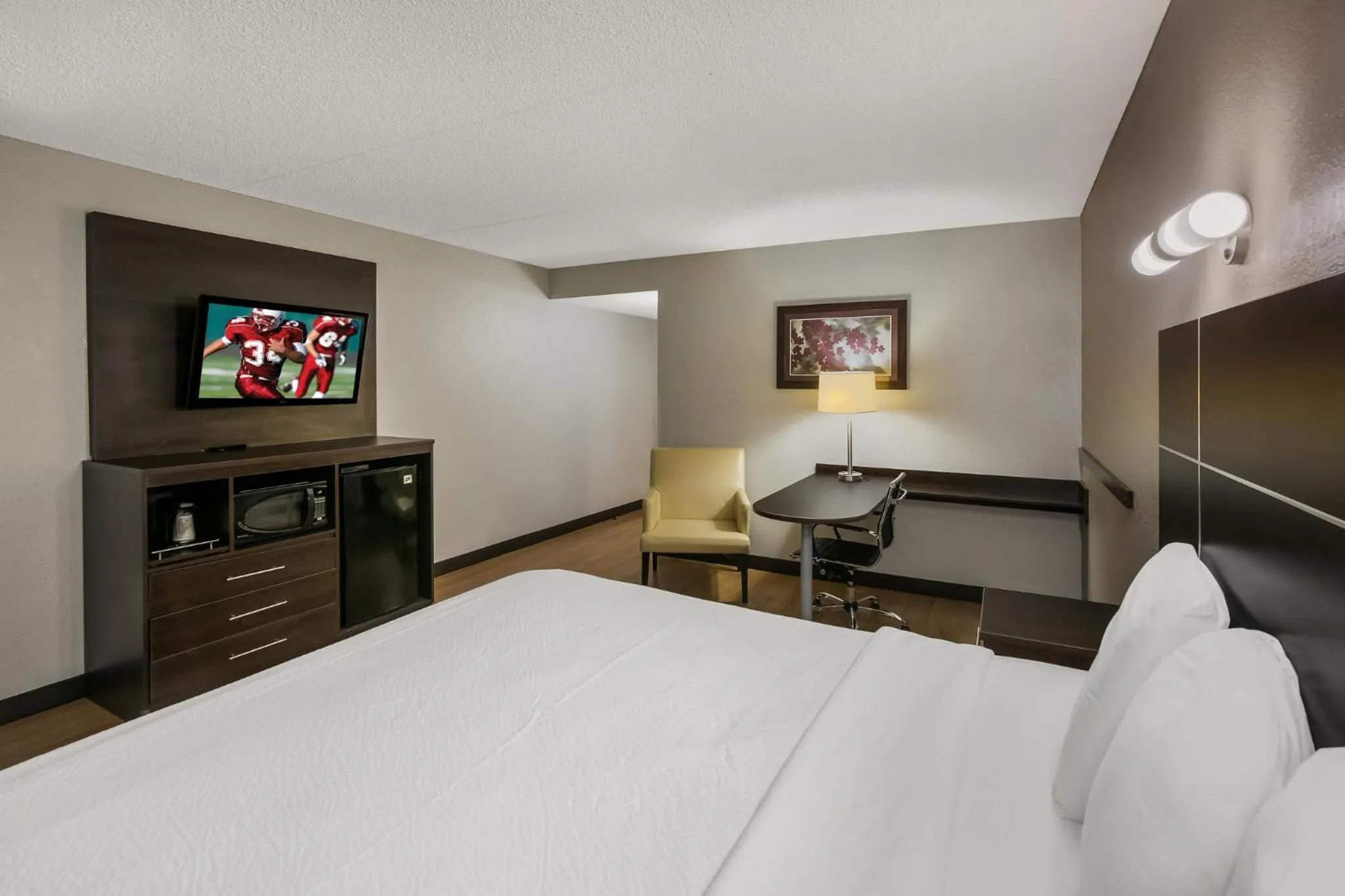 Bedroom, Bed in Red Roof Inn PLUS+ & Suites Knoxville West - Cedar Bluff