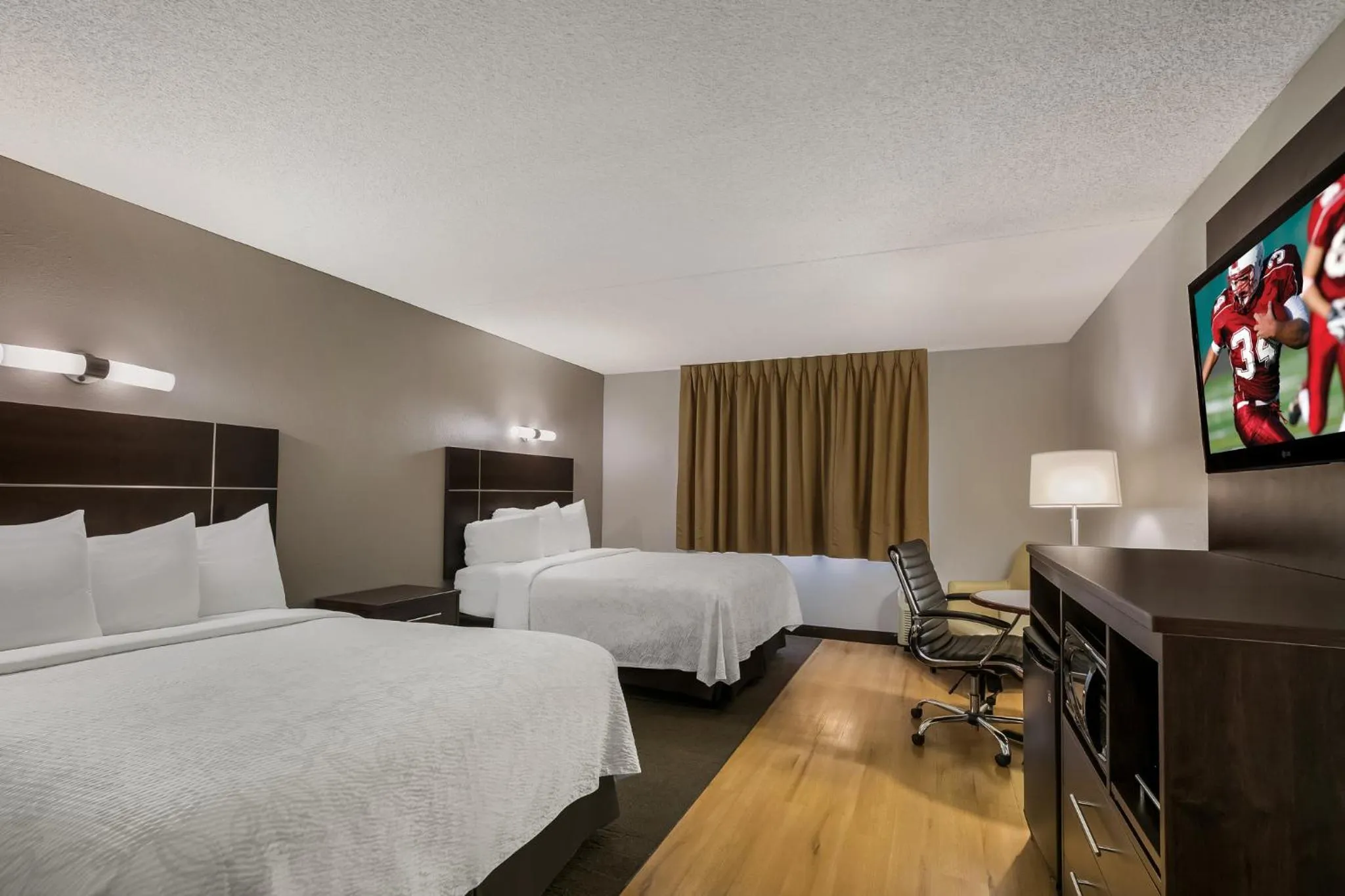 Photo of the whole room, Bed in Red Roof Inn PLUS+ & Suites Knoxville West - Cedar Bluff
