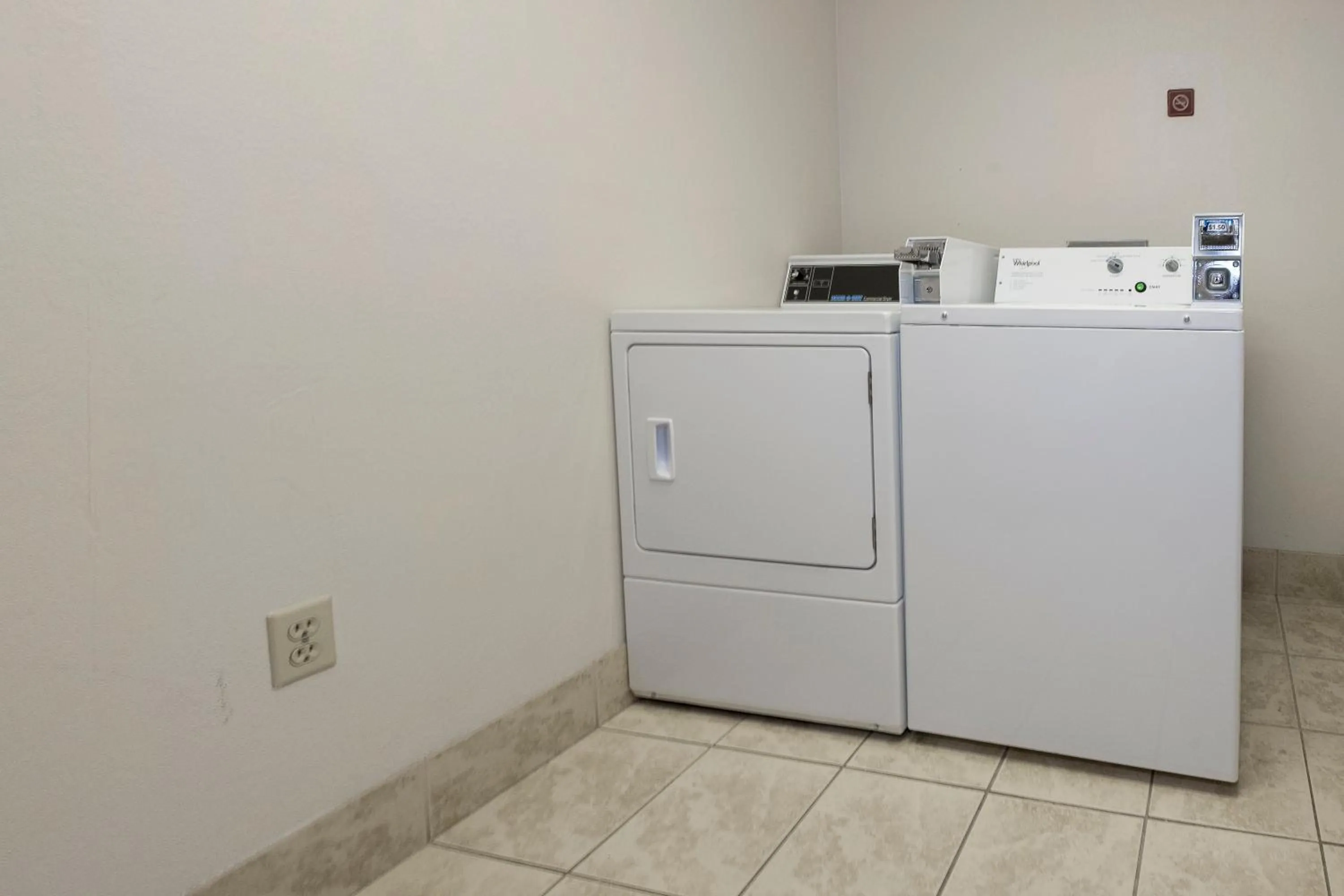 laundry in Red Roof Inn PLUS+ & Suites Knoxville West - Cedar Bluff