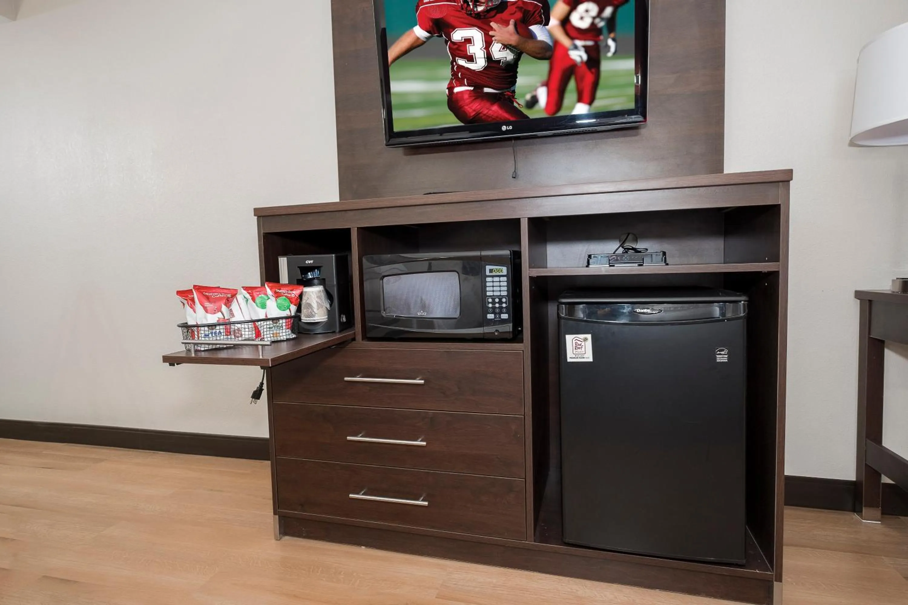 Bedroom in Red Roof Inn PLUS+ & Suites Knoxville West - Cedar Bluff