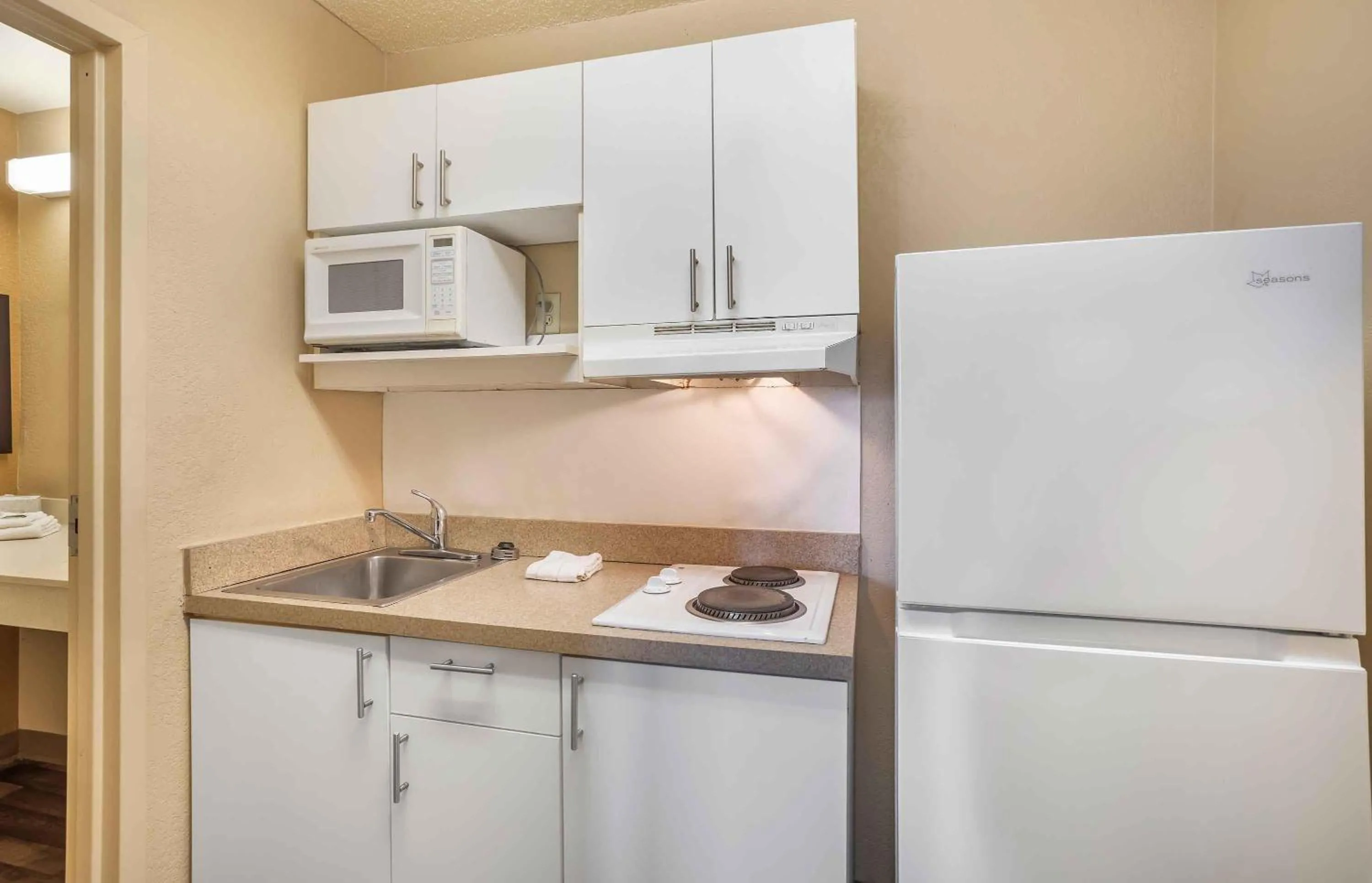 Kitchen or kitchenette in Extended Stay America Select Suites - Nashville - Airport