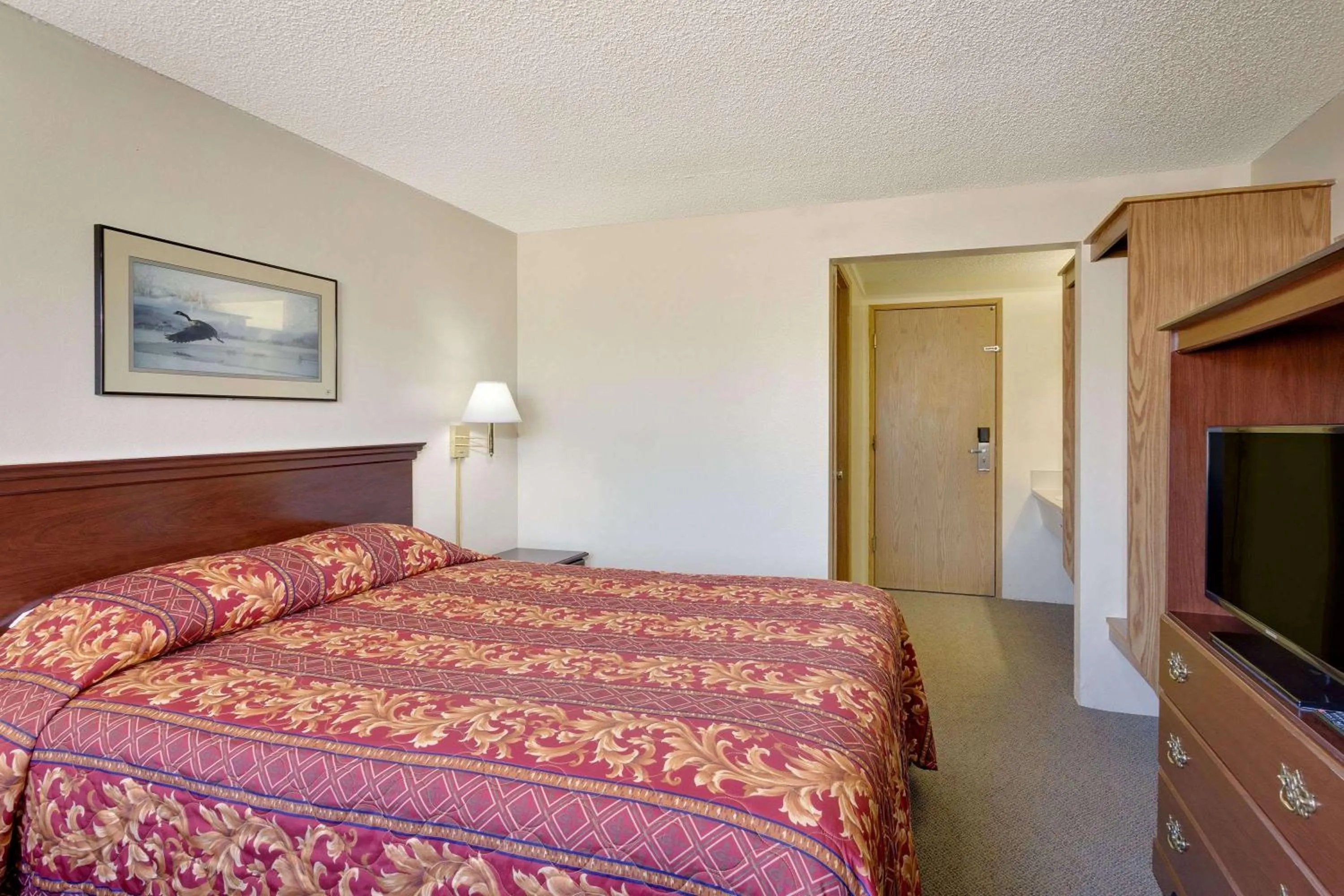 Photo of the whole room in Knights Inn Evanston