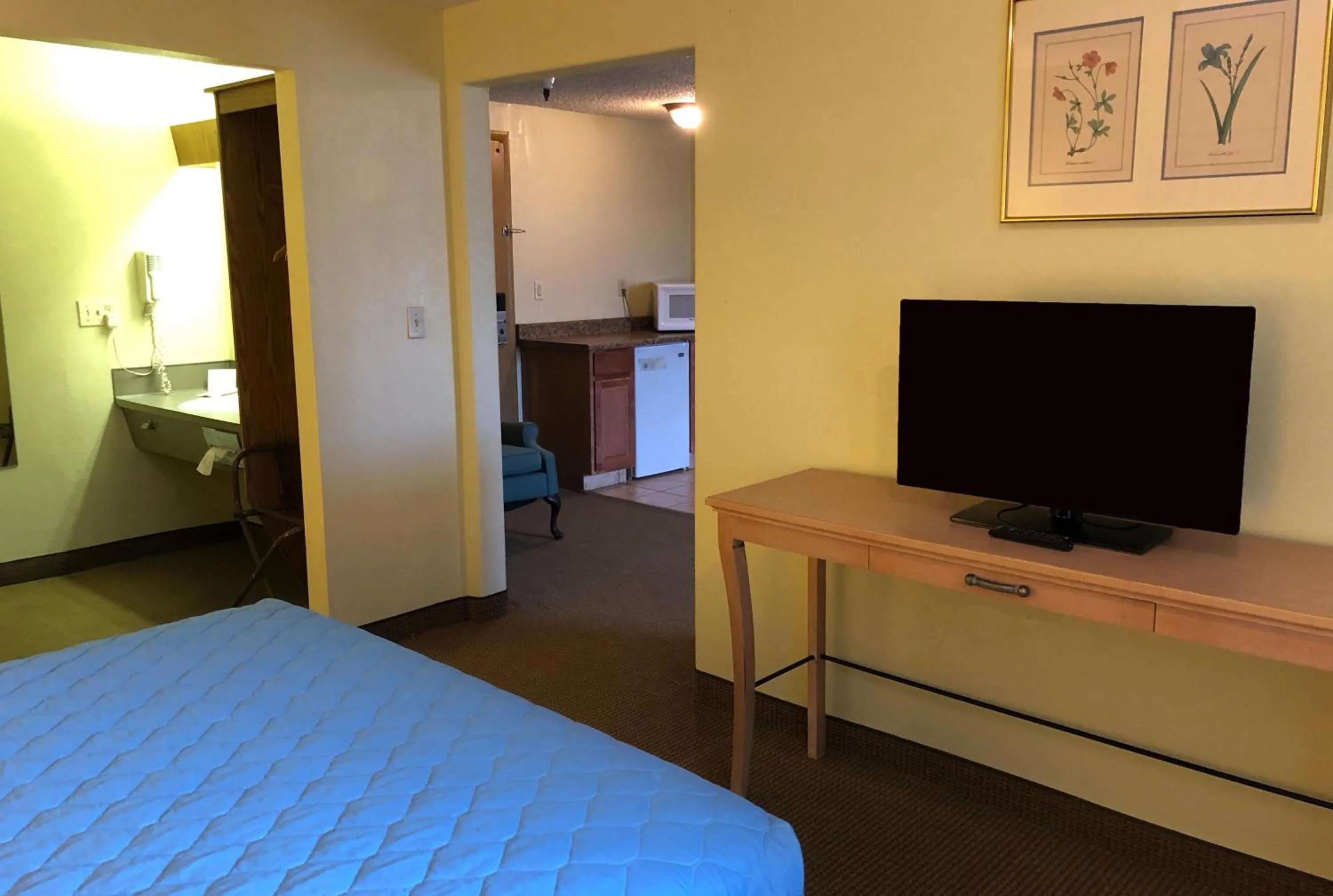 TV/Entertainment Center in Knights Inn Evanston