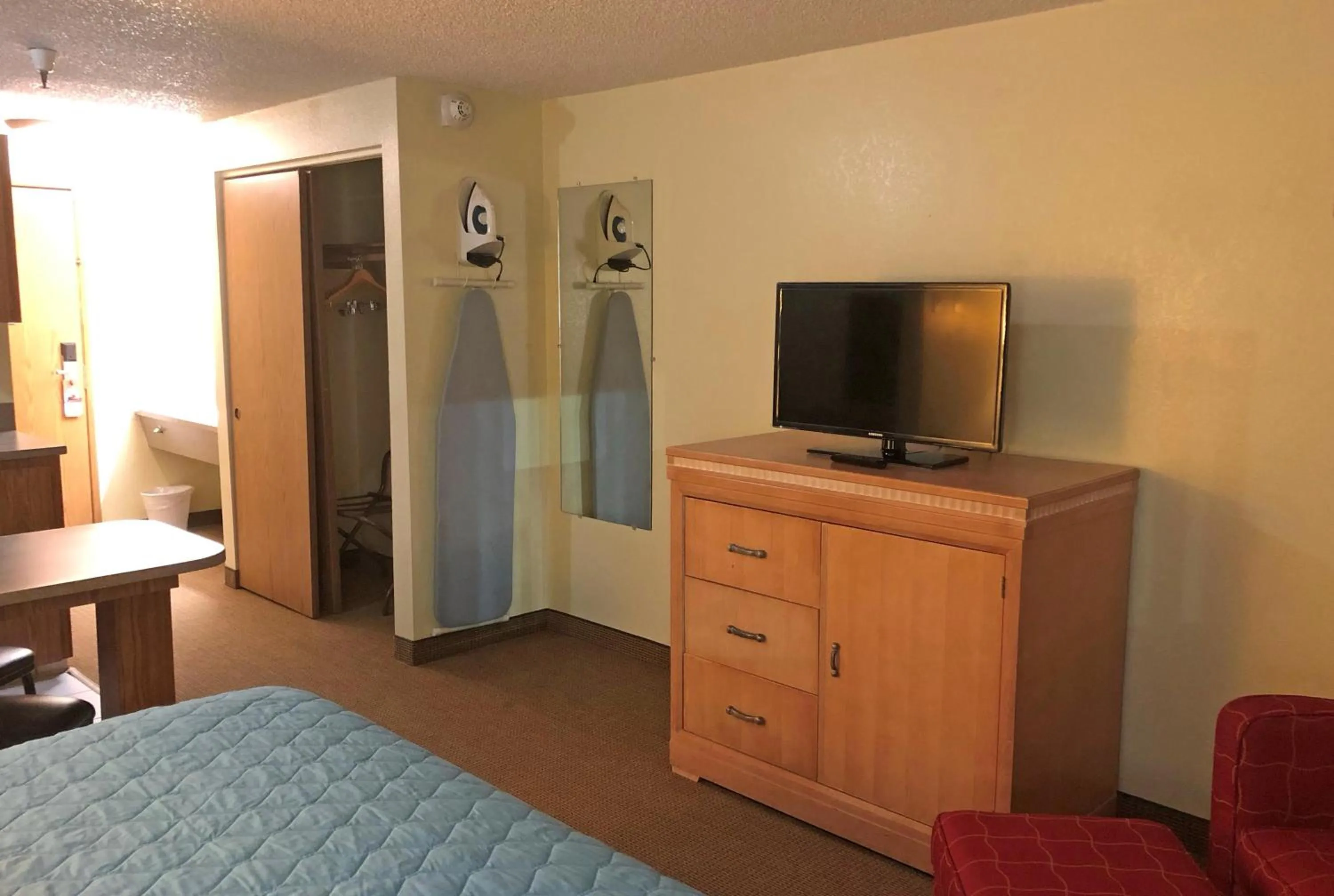 TV/Entertainment Center in Knights Inn Evanston