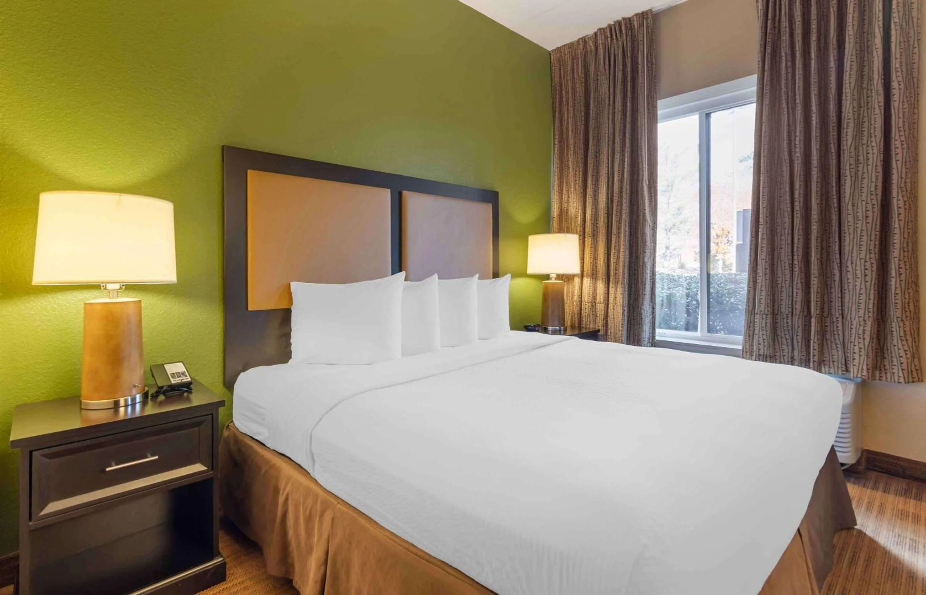 Bedroom, Bed in Extended Stay America Suites - Atlanta - Gwinnett Place