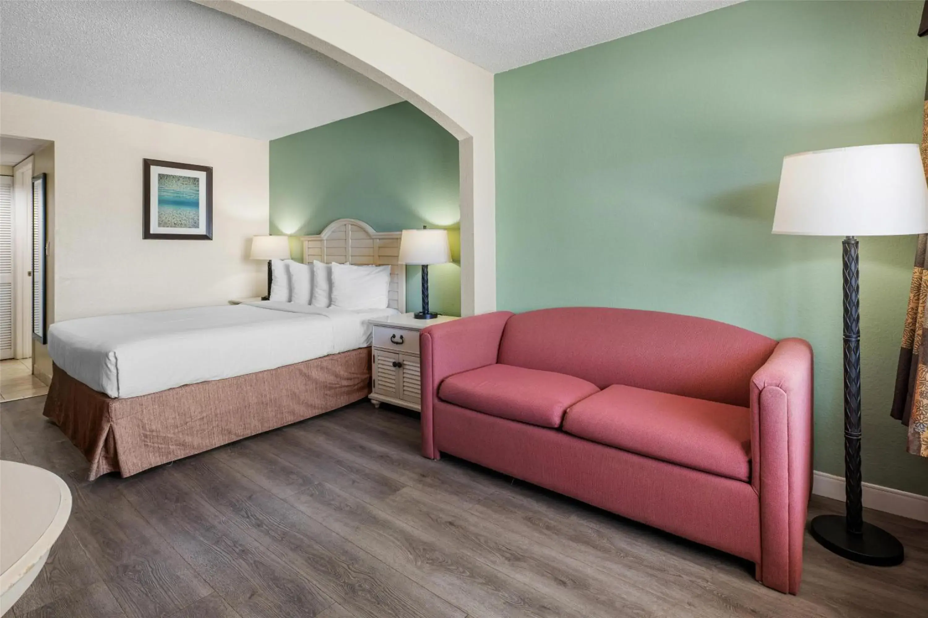 Queen Room with Pool View and Sofa - Non-Smoking in Best Western Gateway To The Keys - Florida City, Homestead, Everglades Queen Room with Pool View and Sofa - Non-Smoking in Best Western Gateway To The Keys - Florida City, Homestead, Everglades