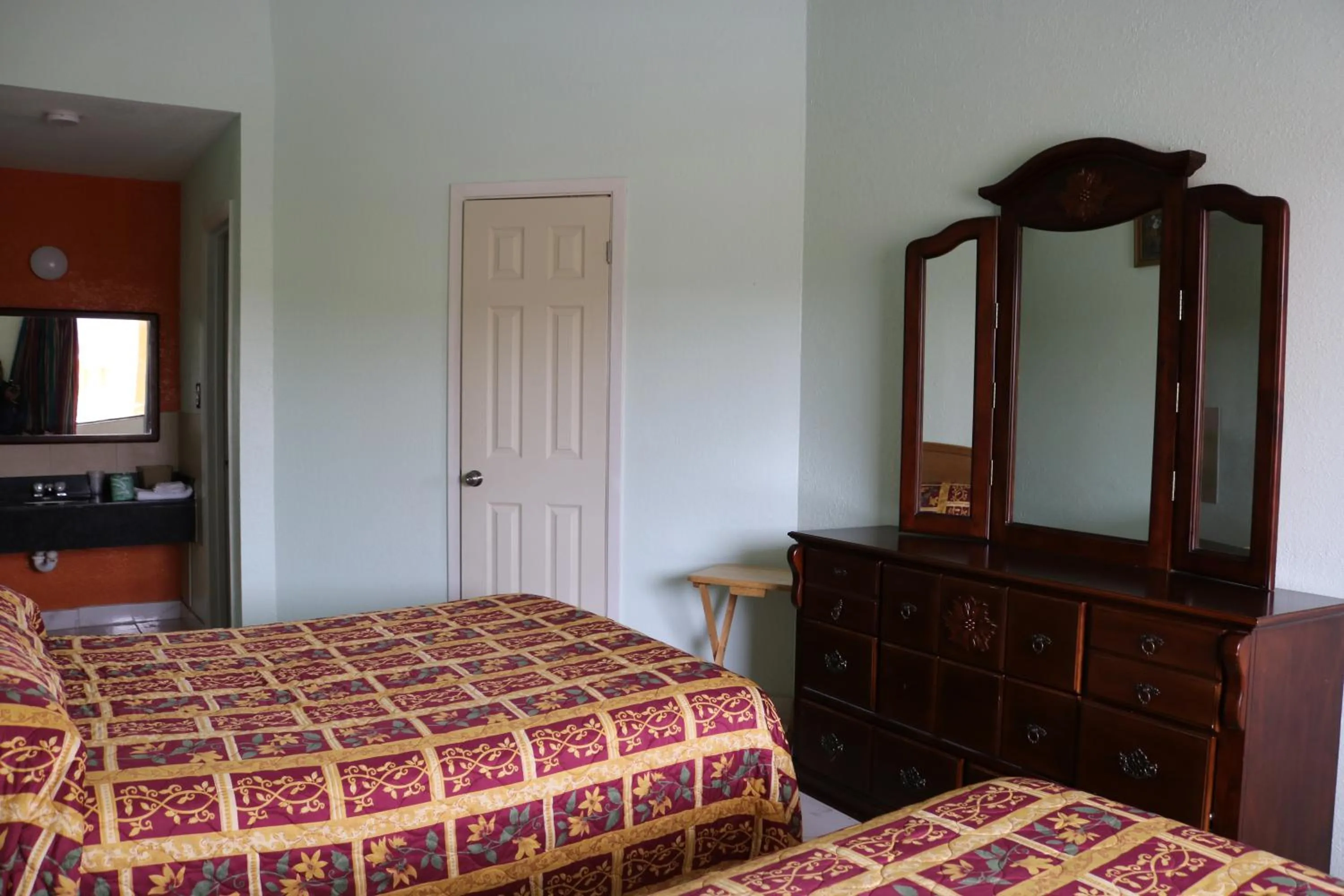 Photo of the whole room, Bed in Great Western Inn