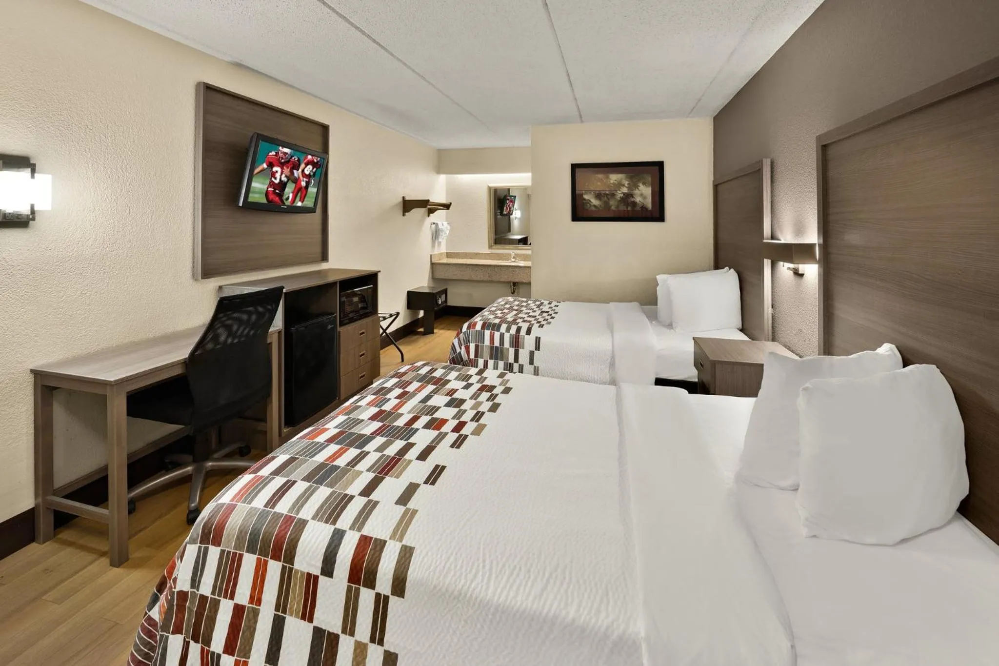 Photo of the whole room, Bed in Red Roof Inn Chapel Hill - UNC