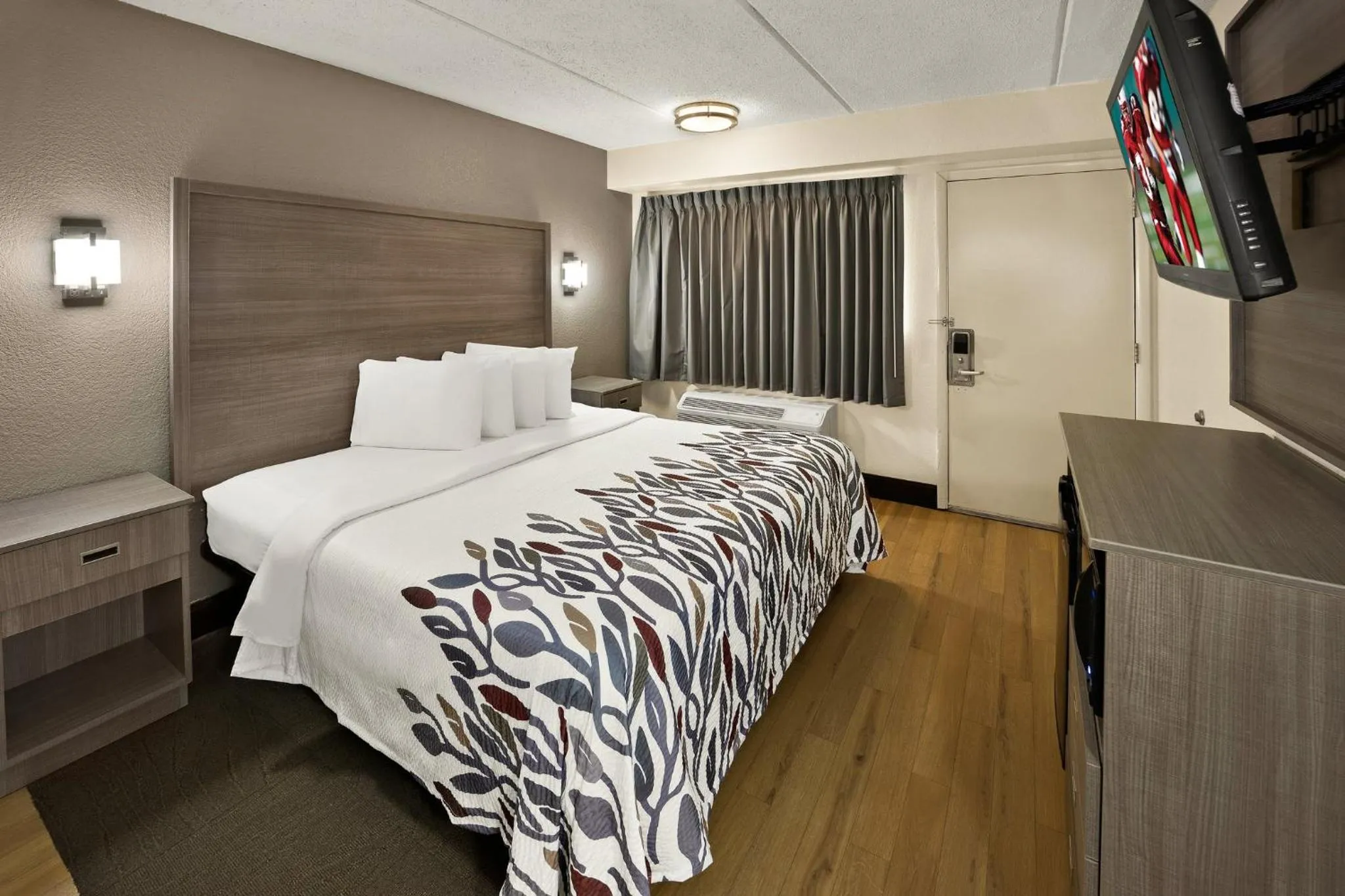 Photo of the whole room, Bed in Red Roof Inn Chapel Hill - UNC